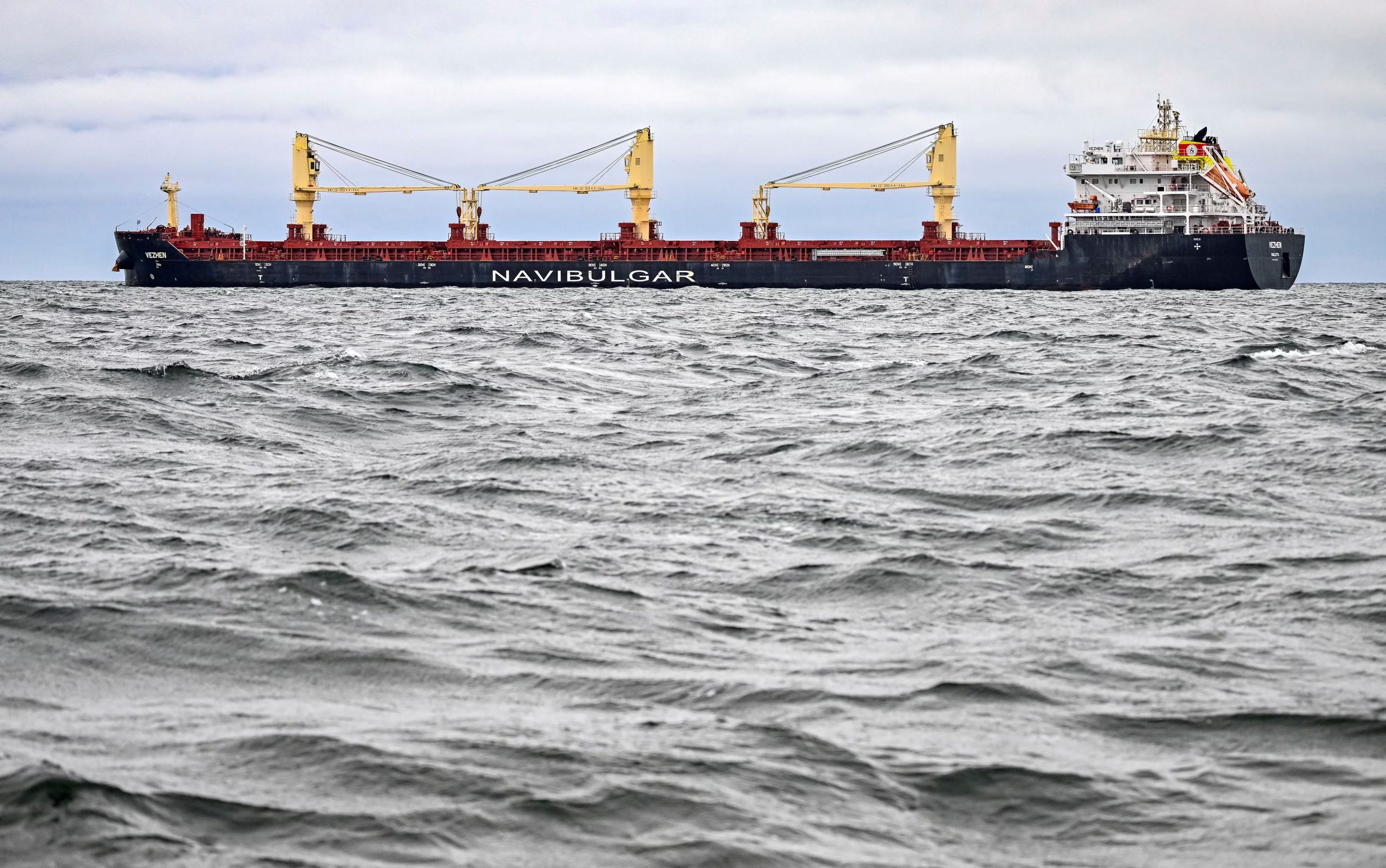 El buque de carga Vezhen, bajo incautación mientras es investigado por las autoridades suecas, anclado frente a Karlskrona, Suecia, el 27 de enero de 2025 (REUTERS/Johan Nilsson)