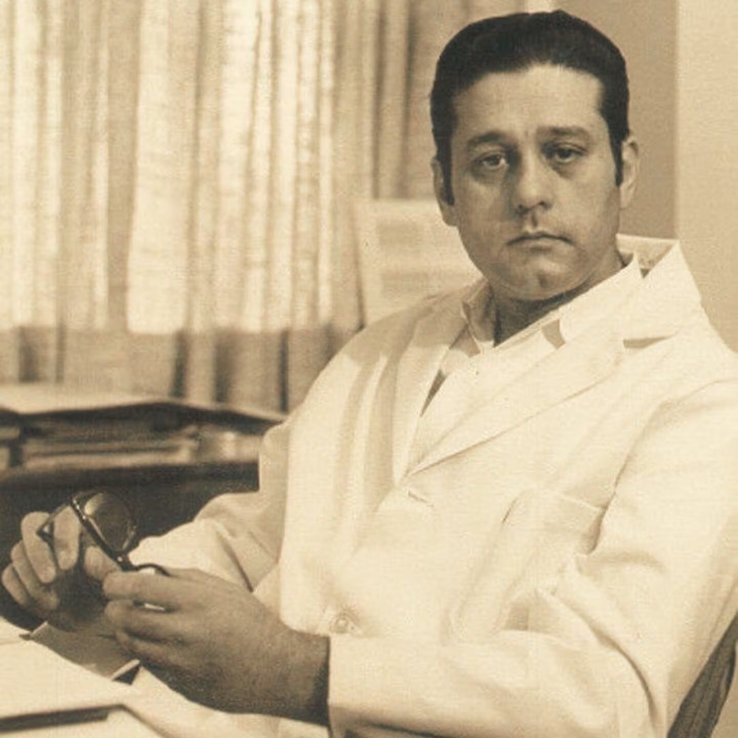 En la infancia, René Favaloro pasaba semanas de sus vacaciones con su tío Arturo, que era médico. Observaba la intensa actividad del consultorio y lo acompañaba en las visitas a domicilio. Aída, su madre, decía que a los 5 años ya sabía que iba a ser médico