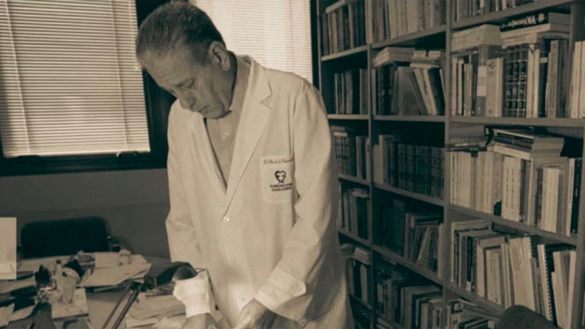 En 1950 se mudó a Jacinto Aráuz, un pueblo pequeño de La Pampa, para reemplazar al médico de la comunidad. Pensaba quedarse unos meses y terminó pasando casi doce años ahí. Esa experiencia sería determinante para su carrera. Fue entonces cuando se convirtió en médico rural, como se definiría hasta el fin de sus días