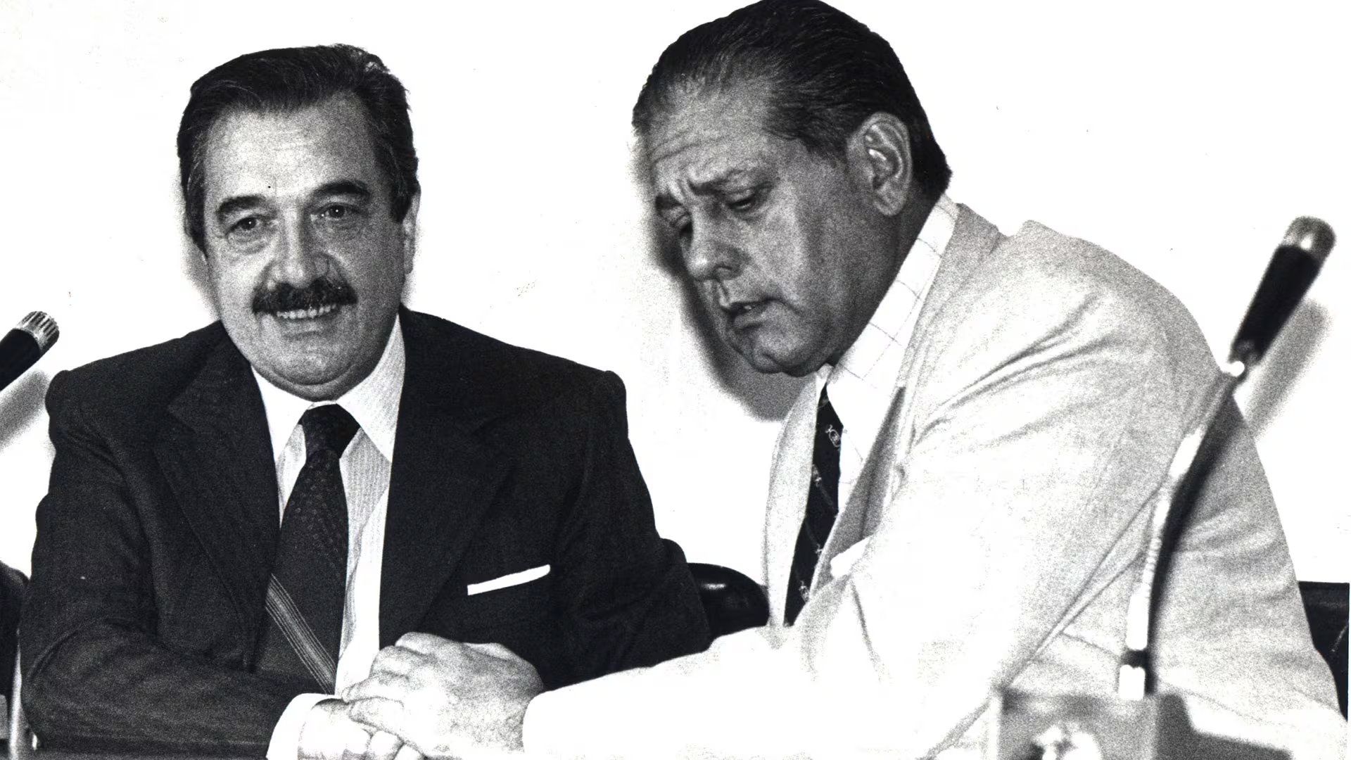 Cuando Favaloro regresó a Buenos Aires para crear un centro de investigación, educación y atención de alta complejidad, análogo a la clínica estadounidense, fue convocado, luego del regreso democrático, para integrar la CONADEP. En la foto, con Raúl Alfonsín (NA)