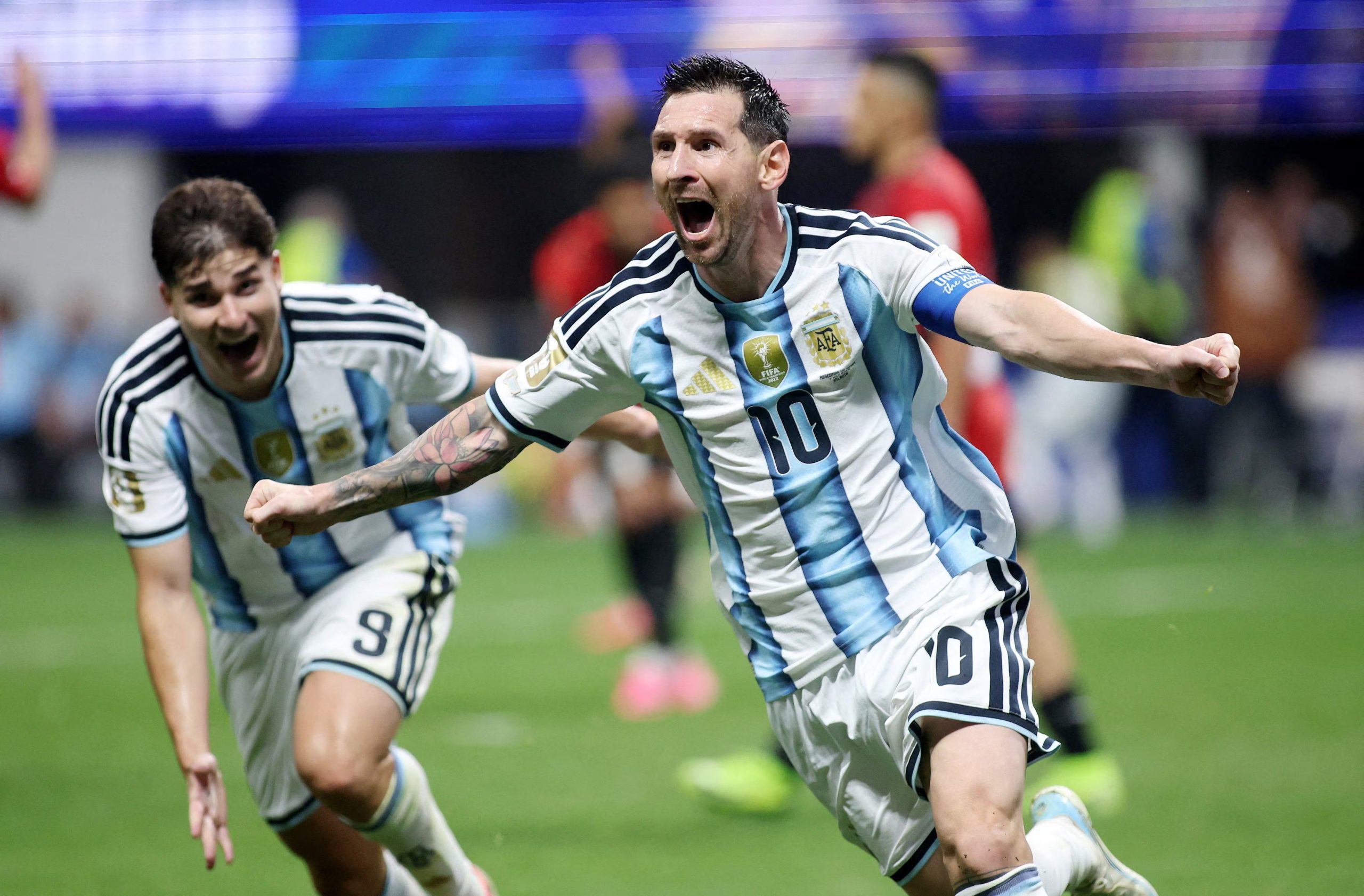 Lionel Messi celebra el segundo gol con Julián Álvarez ante Egipto. - Crédito: REUTERS