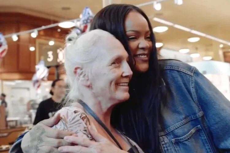 Rihanna le aconsejó a la fan que no se sienta mal por su aspecto físico. (Captura de video)