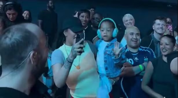 Rihanna fue captada con uno de sus hijos apoyando a A$AP Rocky en un concierto. (Captura de video)
