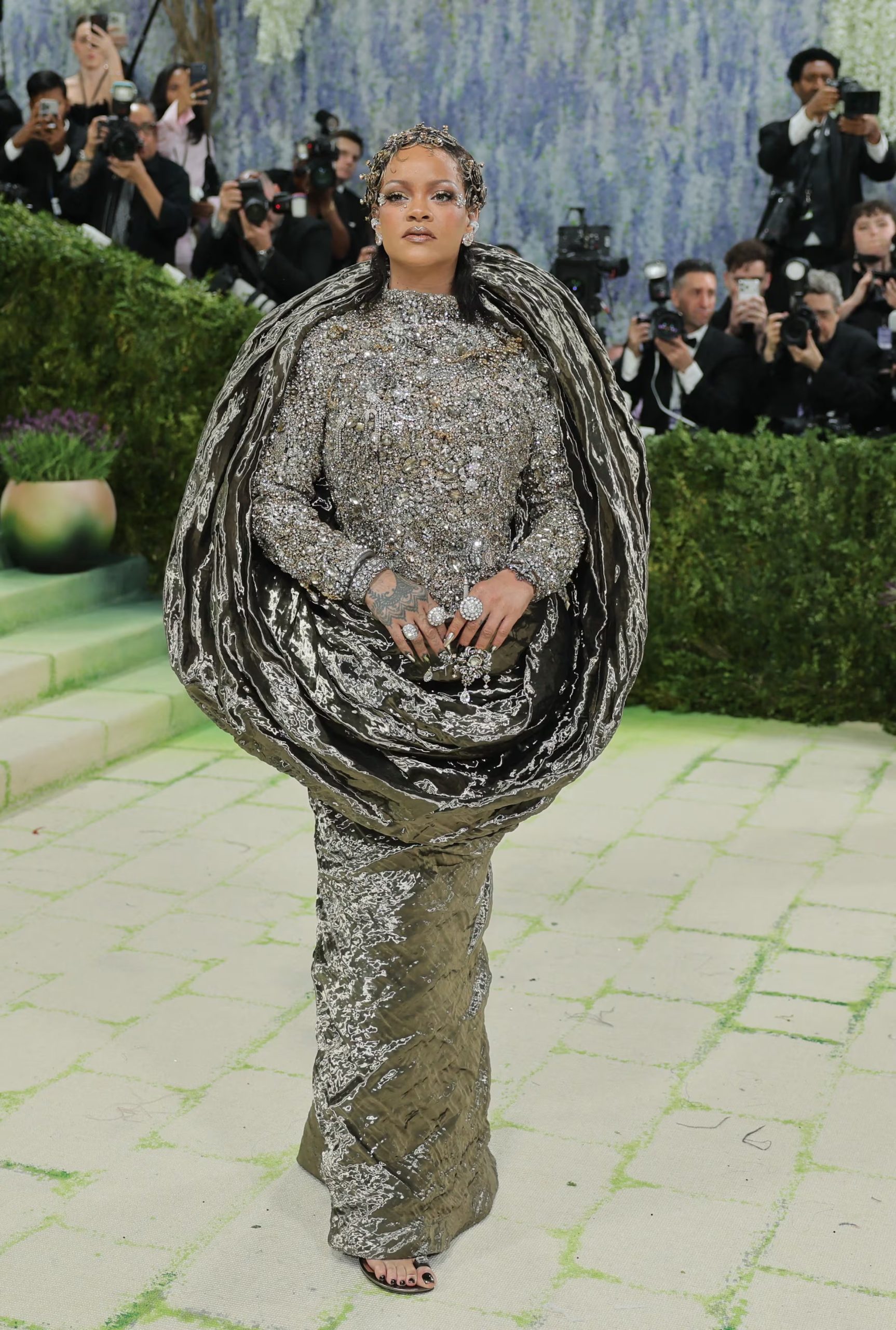 El estilismo de la Met Gala 2026 apuesta por textura metálica, volumen escultórico y pedrería plateada (REUTERS/Daniel Cole)