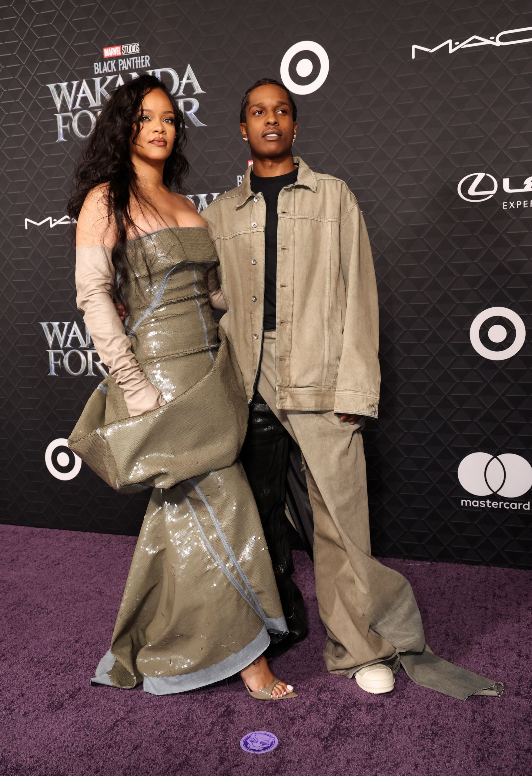 Rihanna apuesta por metalizado asimétrico y estructura futurista, A$AP Rocky responde con oversized gris claro y zapatillas blancas (REUTERS/Mario Anzuoni)