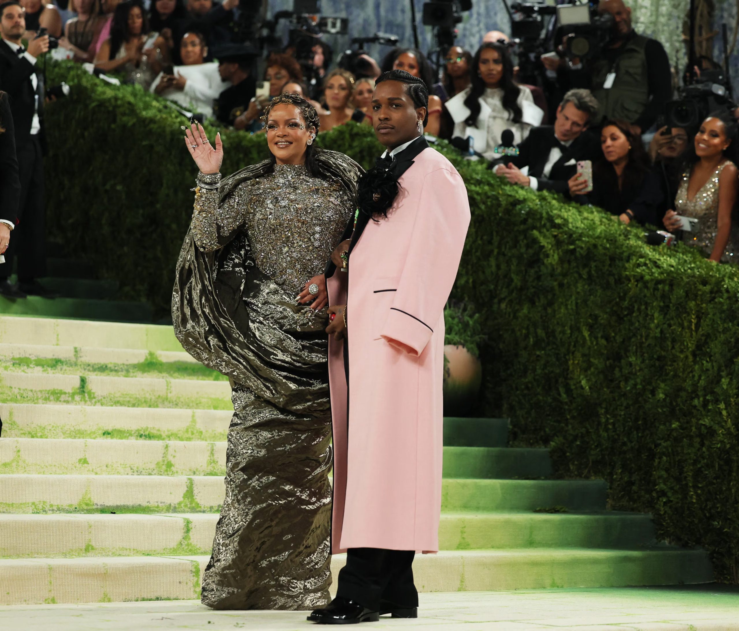 Rihanna impone pedrería y capa metalizada, A$AP Rocky contrasta con abrigo rosa pastel y esmoquin negro (REUTERS/Daniel Cole)