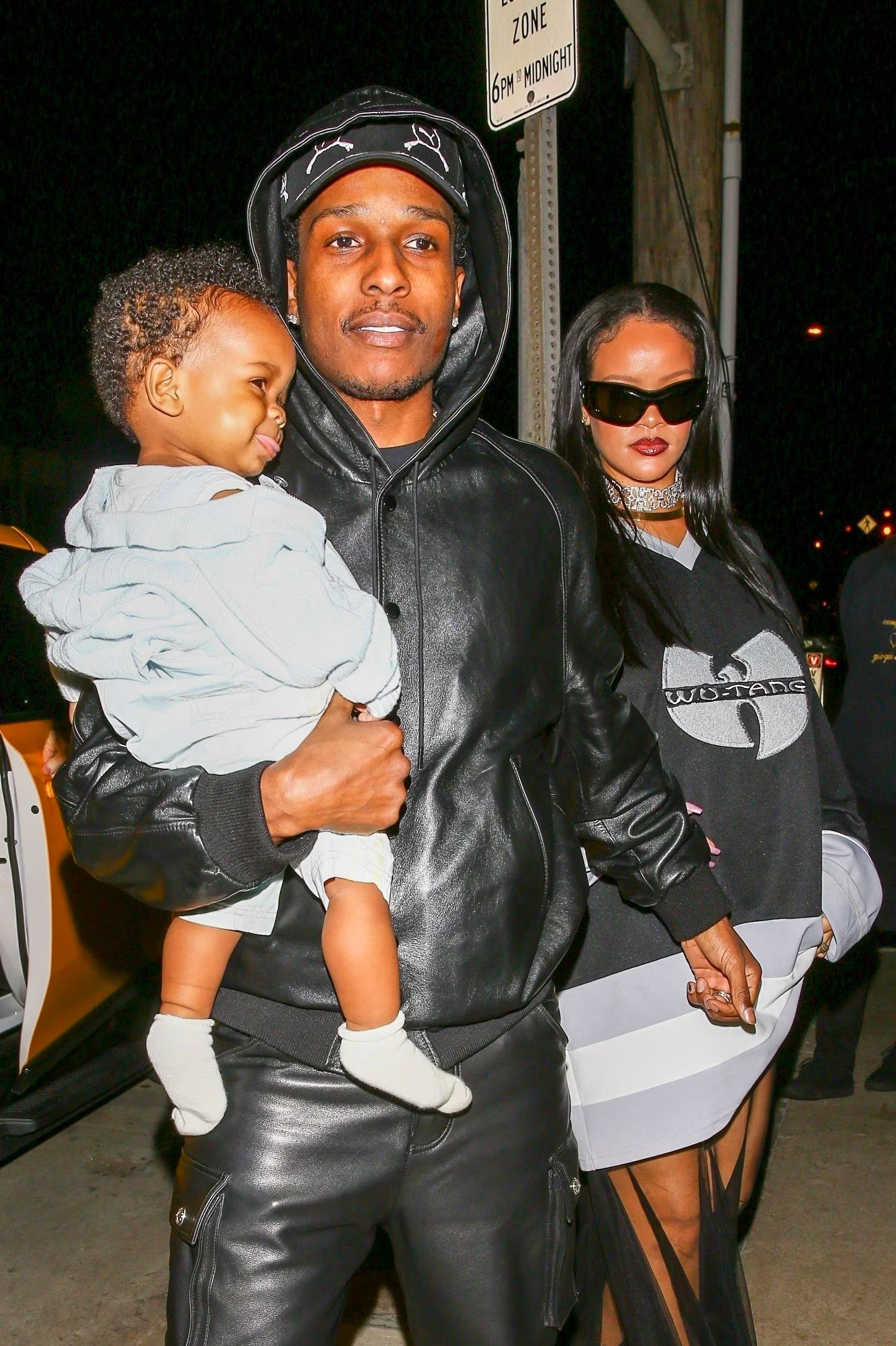 Rihanna lleva jersey de Wu-Tang, minifalda y labios rojos, A$AP Rocky se inclina por cuero negro total y gorra estampada (Backgrid/The Grosby Group)