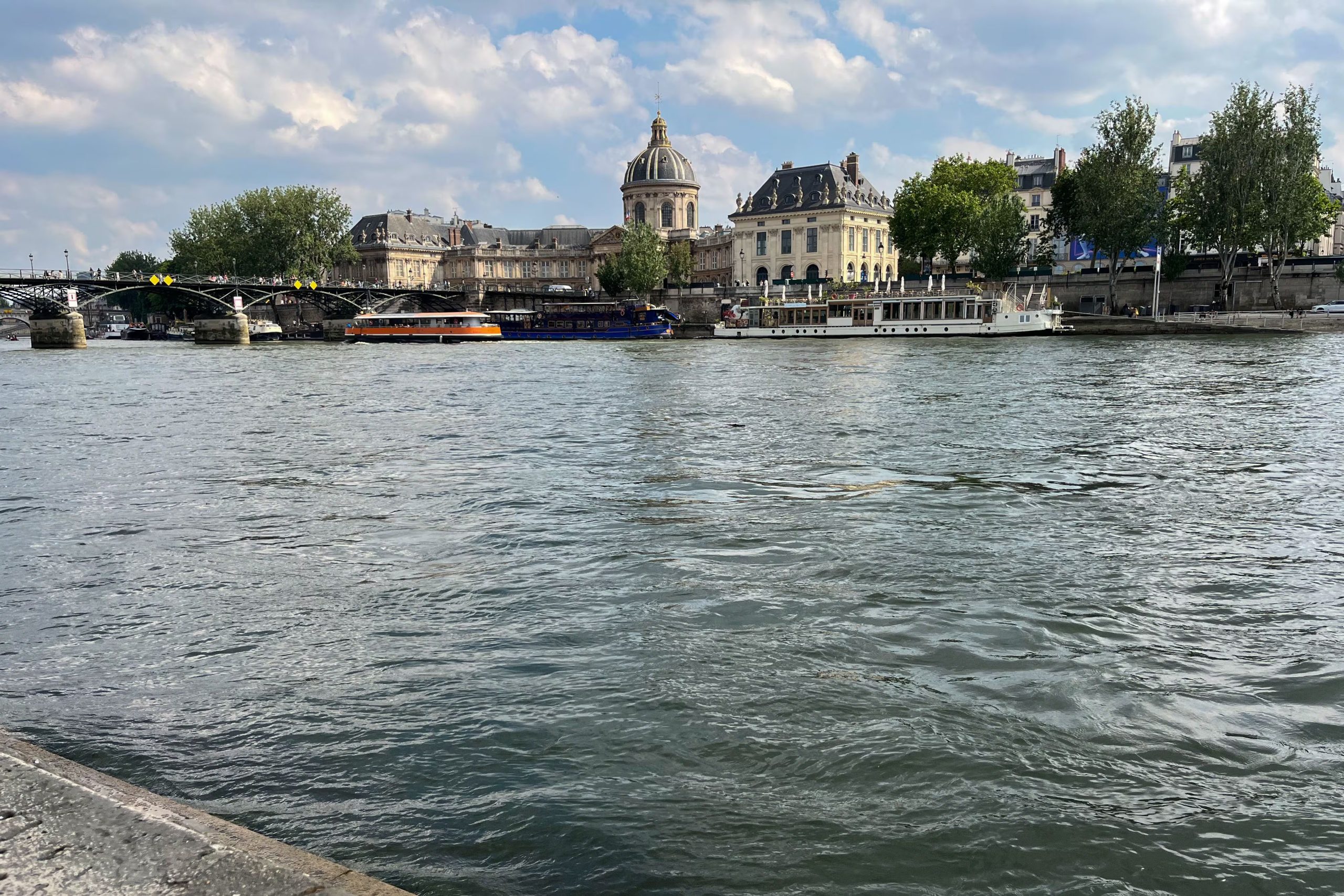 La capital francesa usa el Sena como espacio recreativo y como respuesta al aumento de las temperaturas (EFE/ Helena Sánchez)