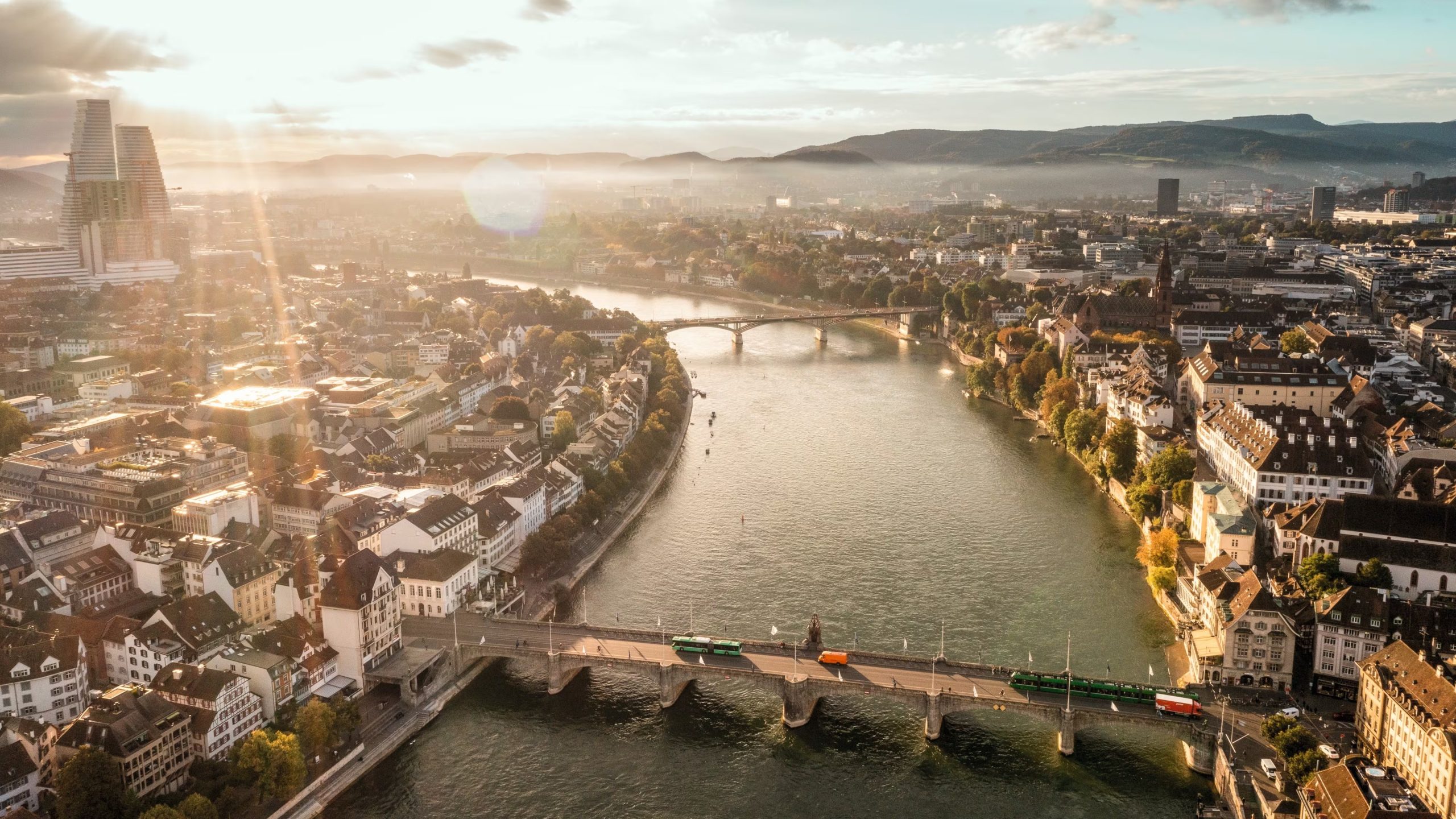 Basilea ofrece una relación distinta con el río Rin a unos 400 kilómetros de París (Turismo Suiza)