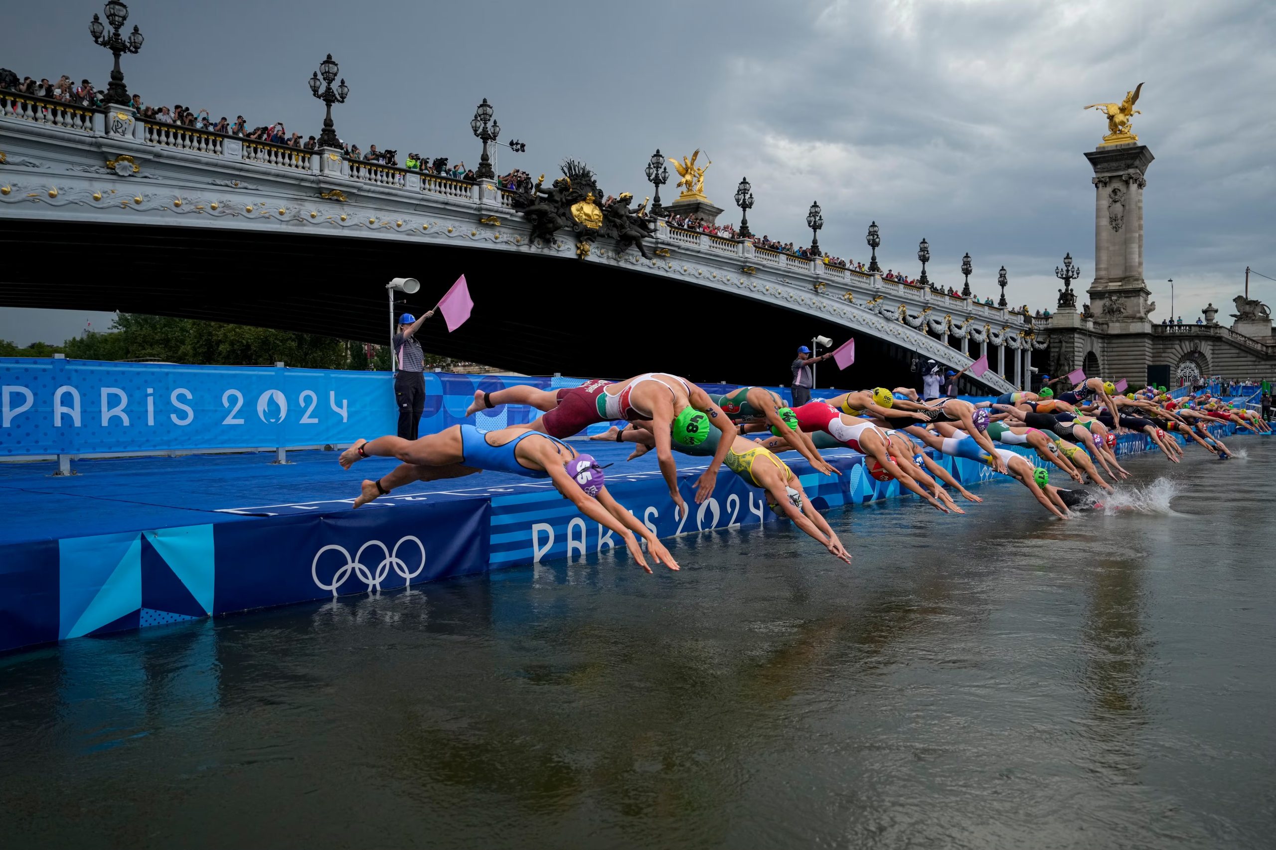 El río Sena volvió a abrirse al baño en París tras décadas de prohibición y un plan de limpieza relanzado con la candidatura olímpica de 2024 (AP Foto/Vadim Ghirda)