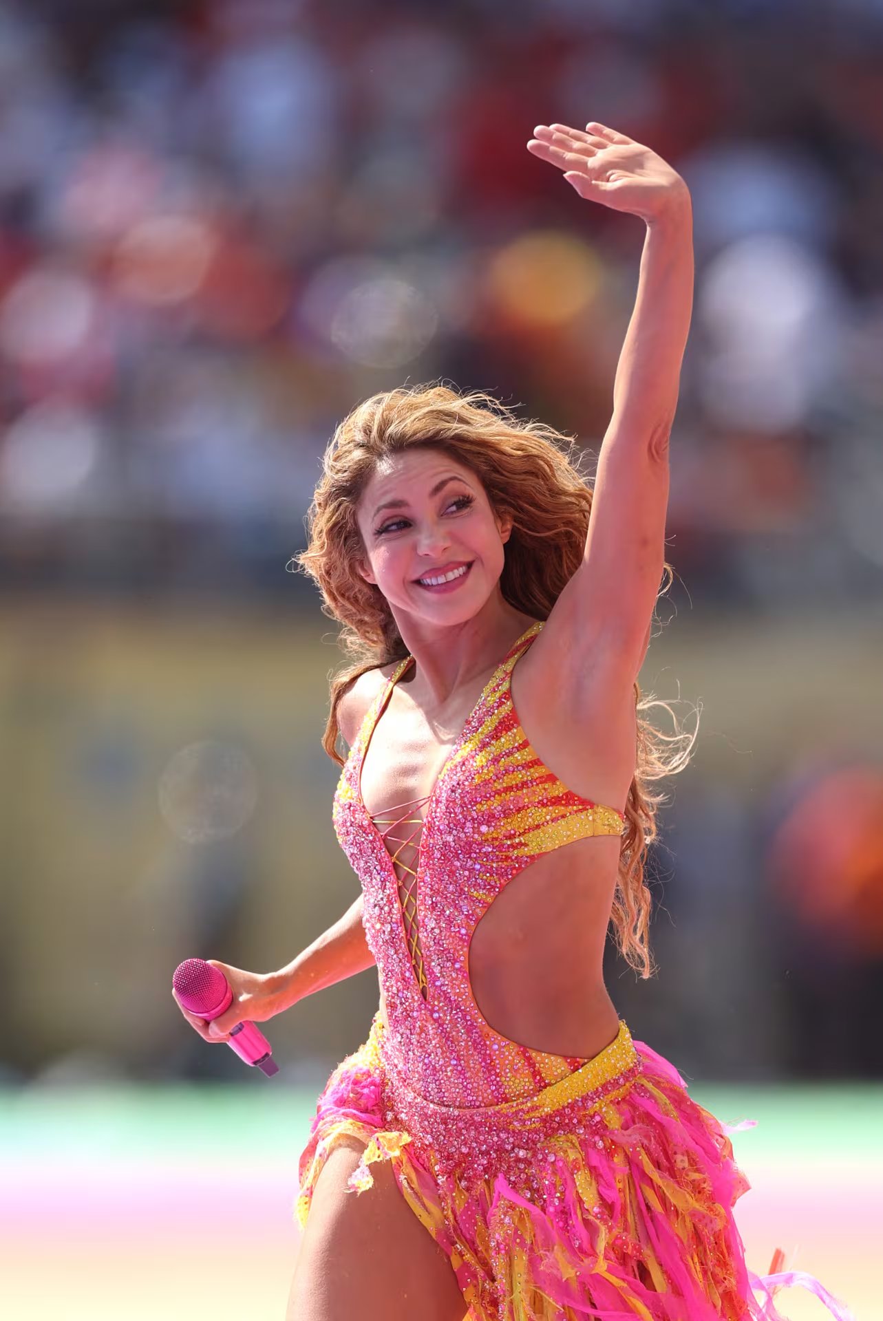La colombiana recordó con este atuendo, el utilizado en la ceremonia de clausura de Sudáfrica 2010 - crédito Lars Baron/Getty Images via AFP