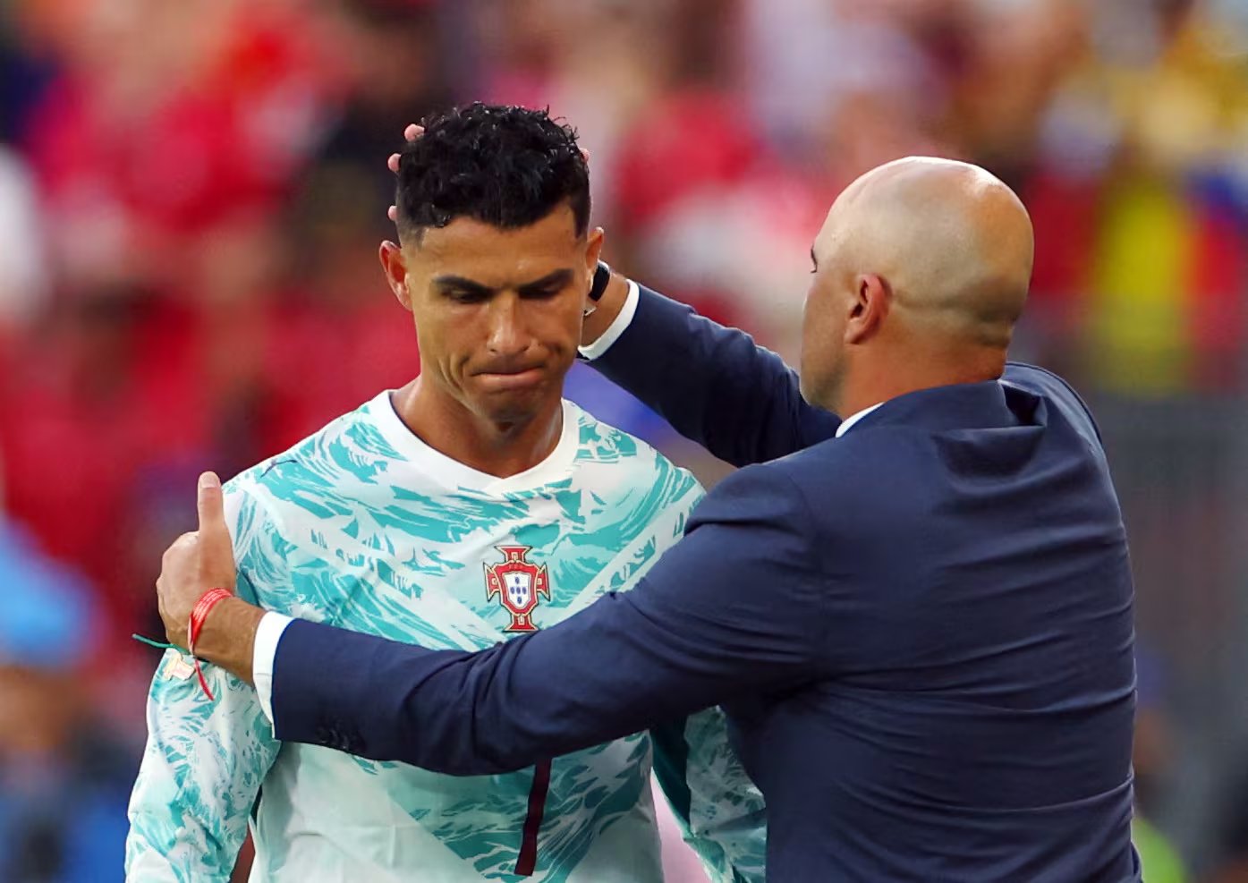 Cristiano Ronaldo con el entrenador Roberto Martínez mientras reacciona tras ser sustituido (REUTERS/Mike Segar).