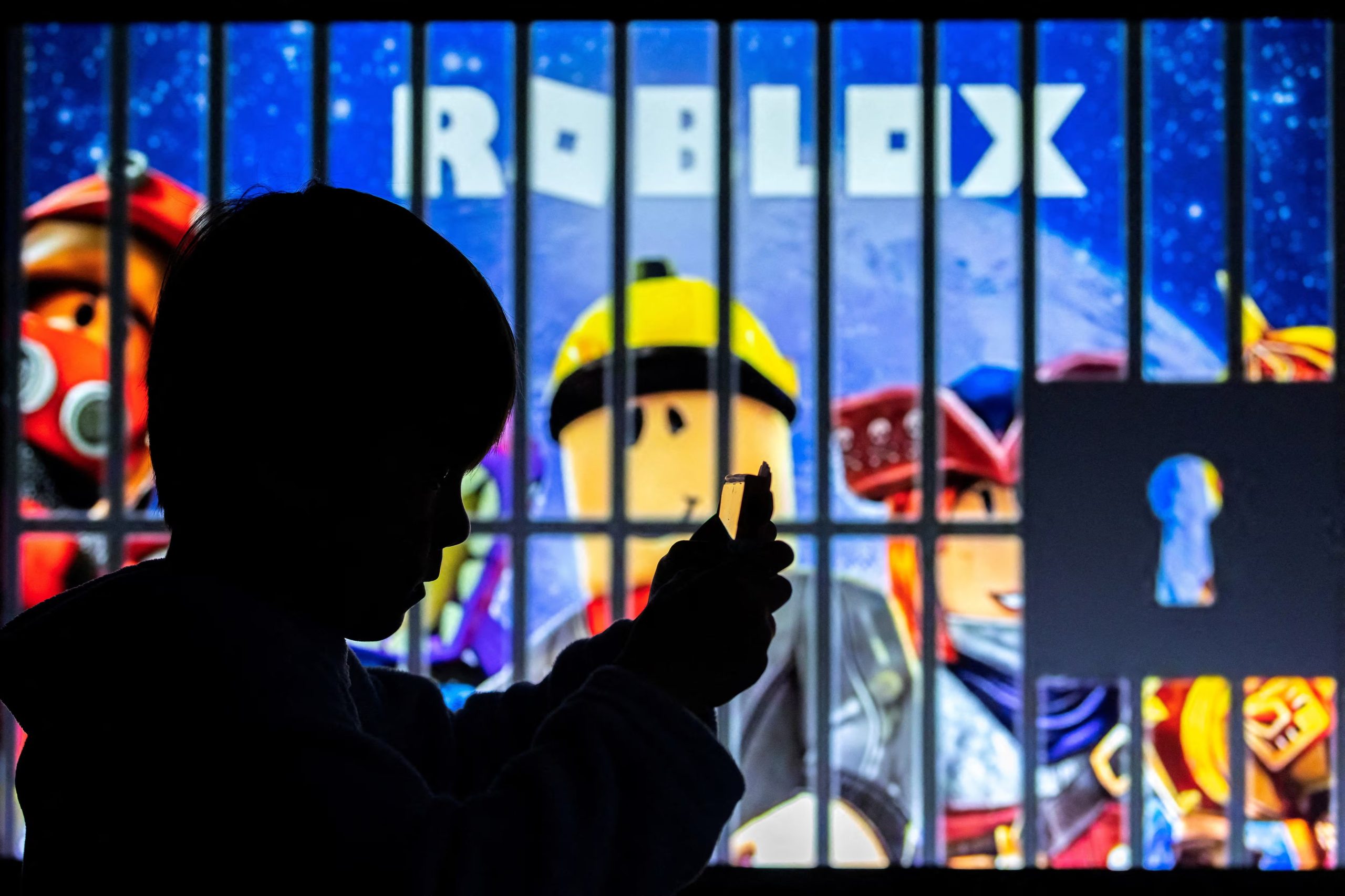 La designación bajo la DSA obligará a ChatGPT y Roblox a presentar informes de transparencia y evaluaciones periódicas de riesgos. (REUTERS/Ramil Sitdikov/Illustration/File Photo)