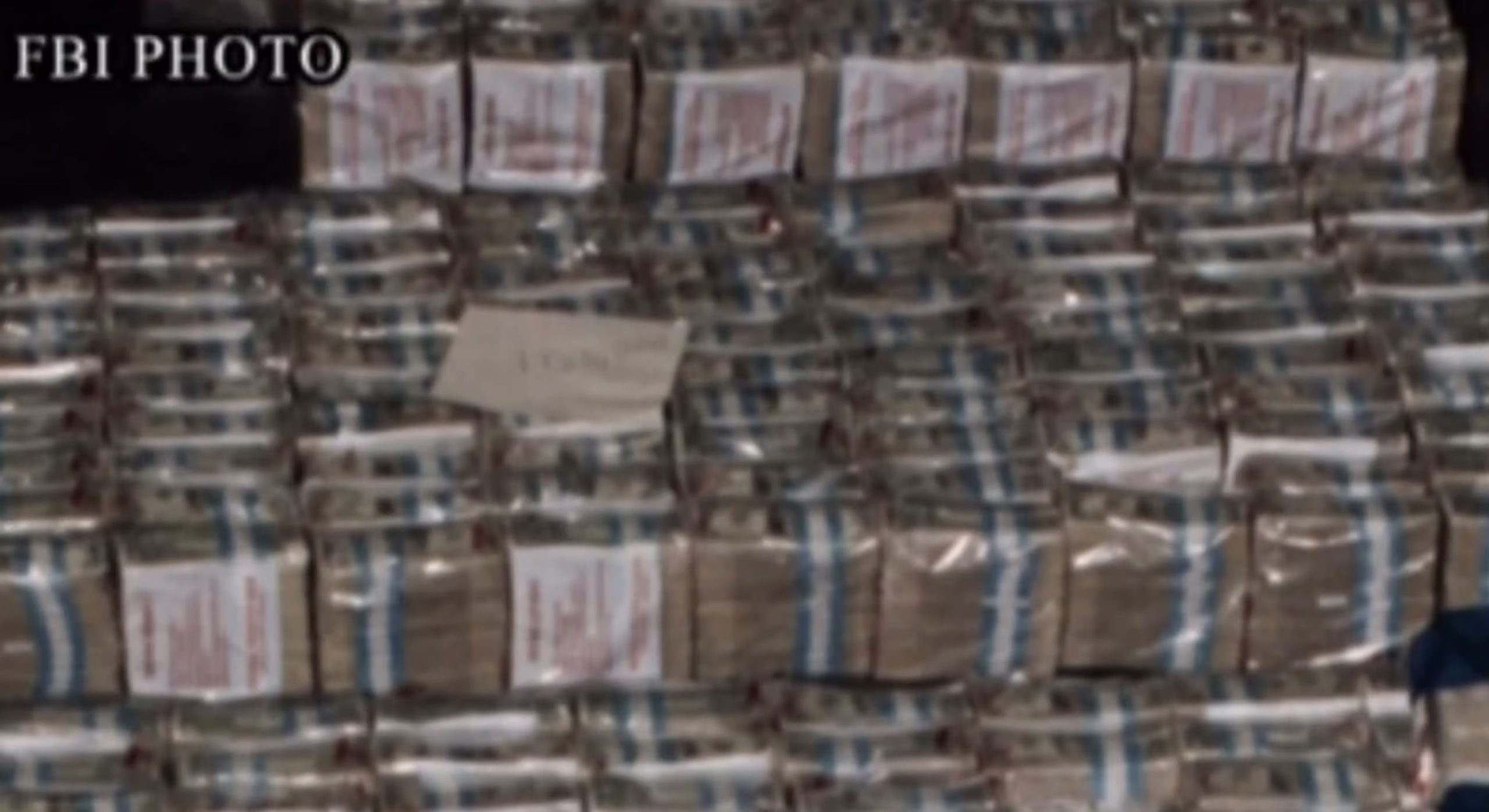 El grupo no previó el peso del dinero robado y dejó parte del botín porque la camioneta no podía cargar todo el efectivo (captura de video)