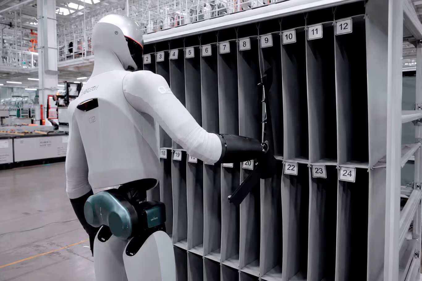 El robot humanoide CyberOne de Xiaomi alcanzó una precisión del 98% en la producción de vehículos eléctricos en sus fábricas. (Xiaomi)