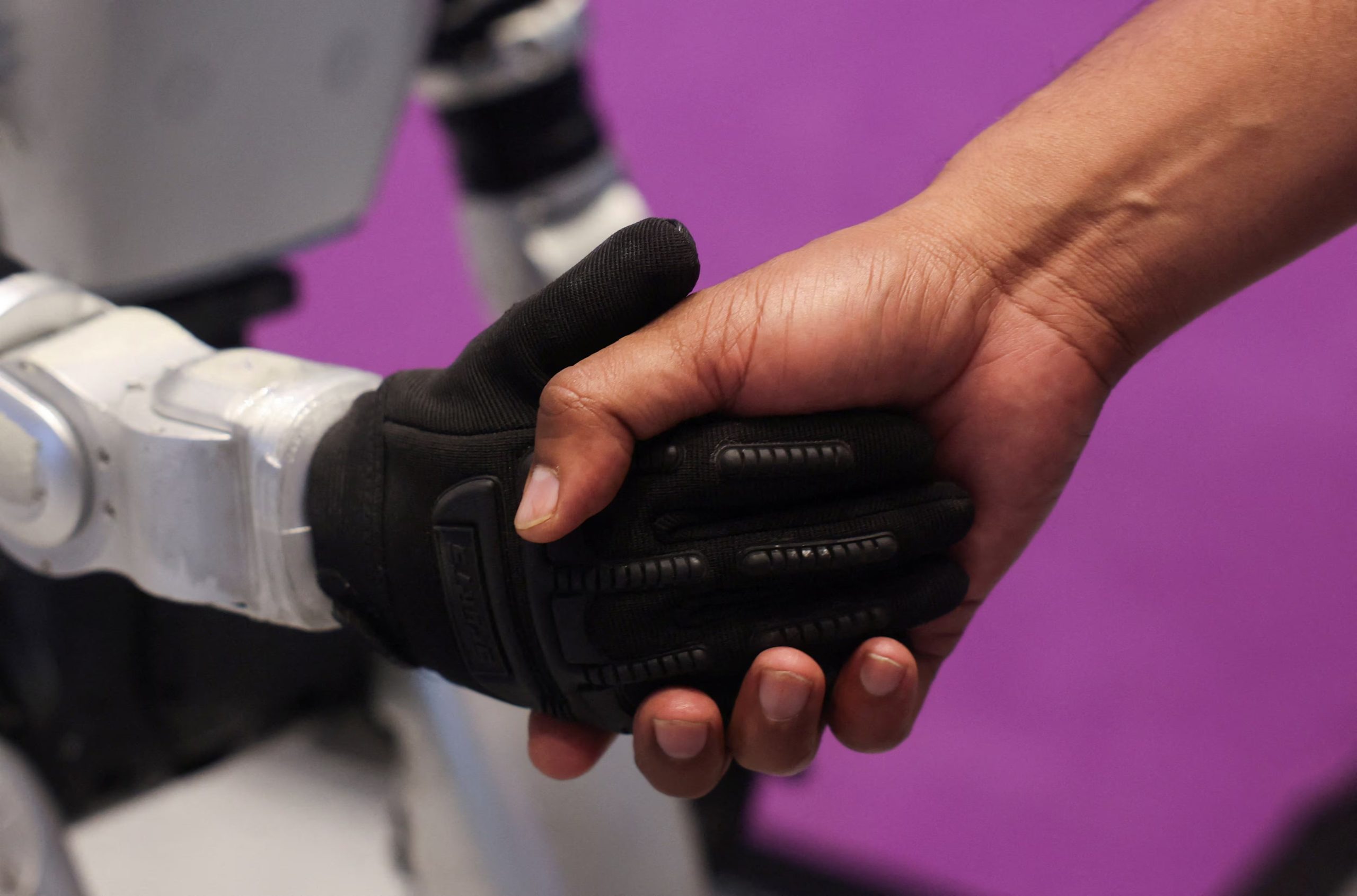 Humanoid proyecta producir 150.000 unidades en 2030 y apuesta por que la robótica humanoide impulse la productividad y responda a la escasez de mano de obra en Europa. (REUTERS/Francis Mascarenhas/File Photo)