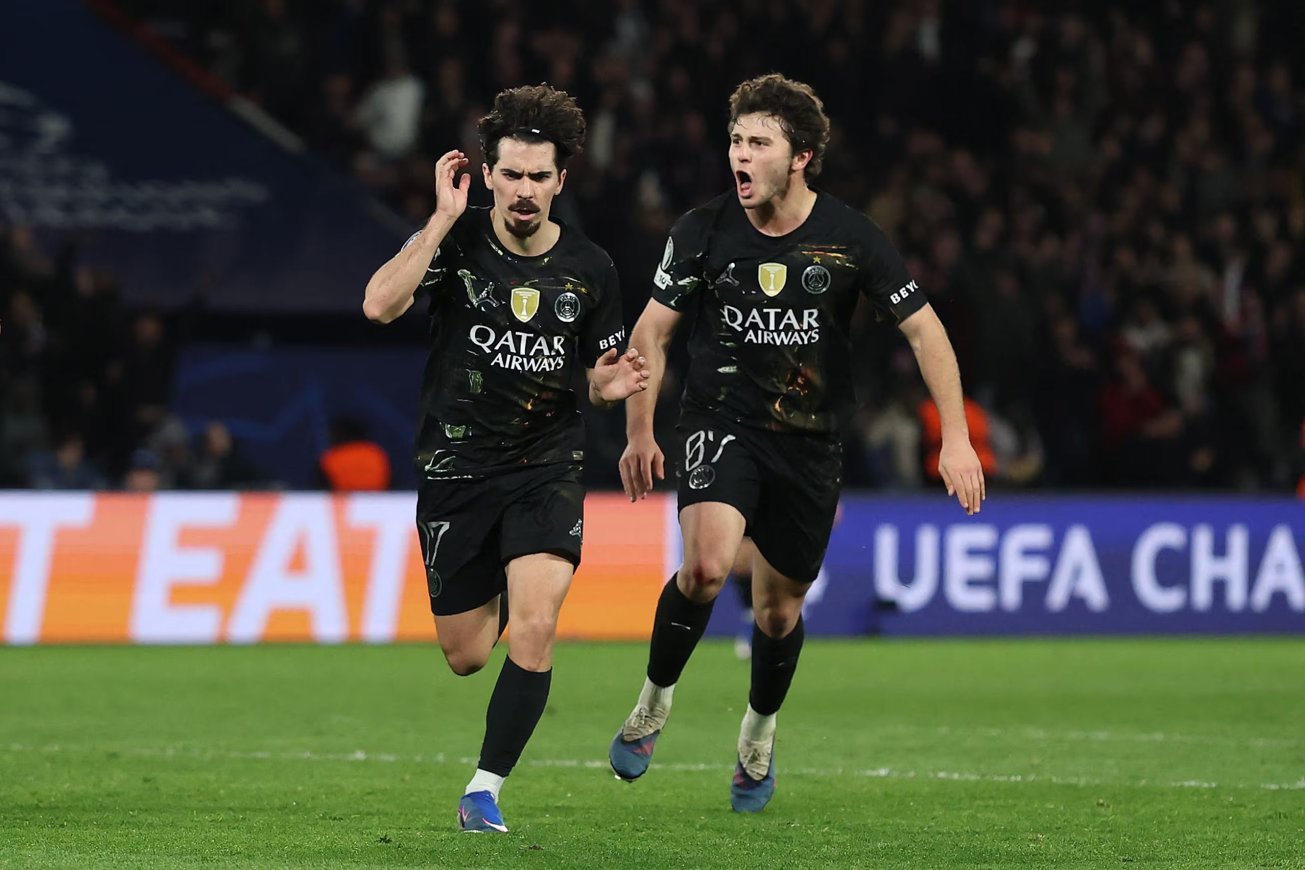 Vitinha y Joao Neves celebran un gol con el PSG. (Stephane Mahe/Reuters)