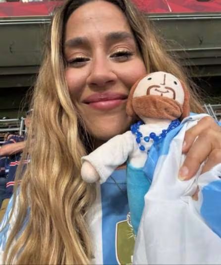 Jimena junto a su peluche de Jesús