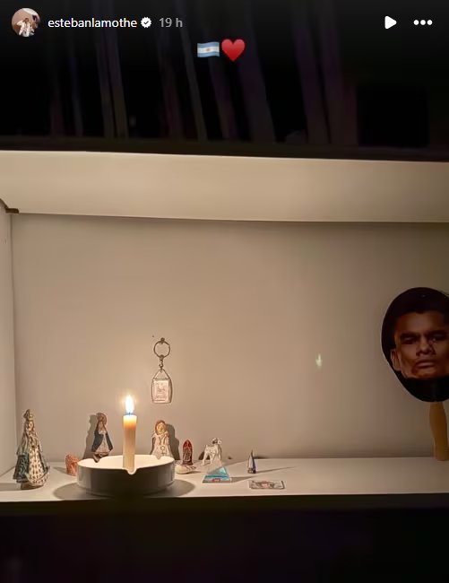 El actor Esteban Lamothe compartió su altar con una vela encendida, una Virgen de Luján e imágenes religiosas com cábala