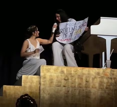 Rosalía emocionó al público de Bogotá tras ayudar a una fan a revelar el sexo del bebé que está esperando - crédito @rosaliafanslatam/tiktok