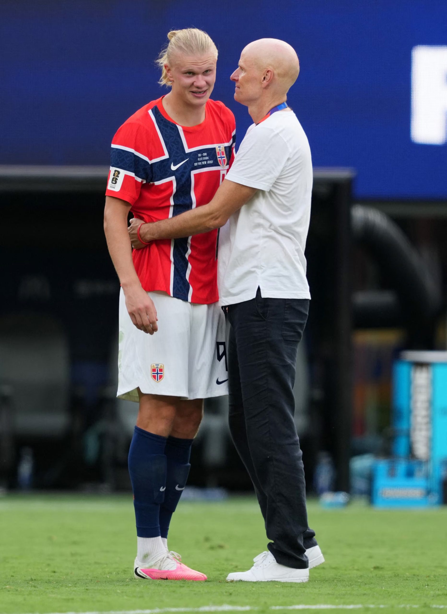 El abrazo de Solbakken con Erling Haaland tras vencer a Brasil en los octavos (Créditos: Reuters/James Lang)