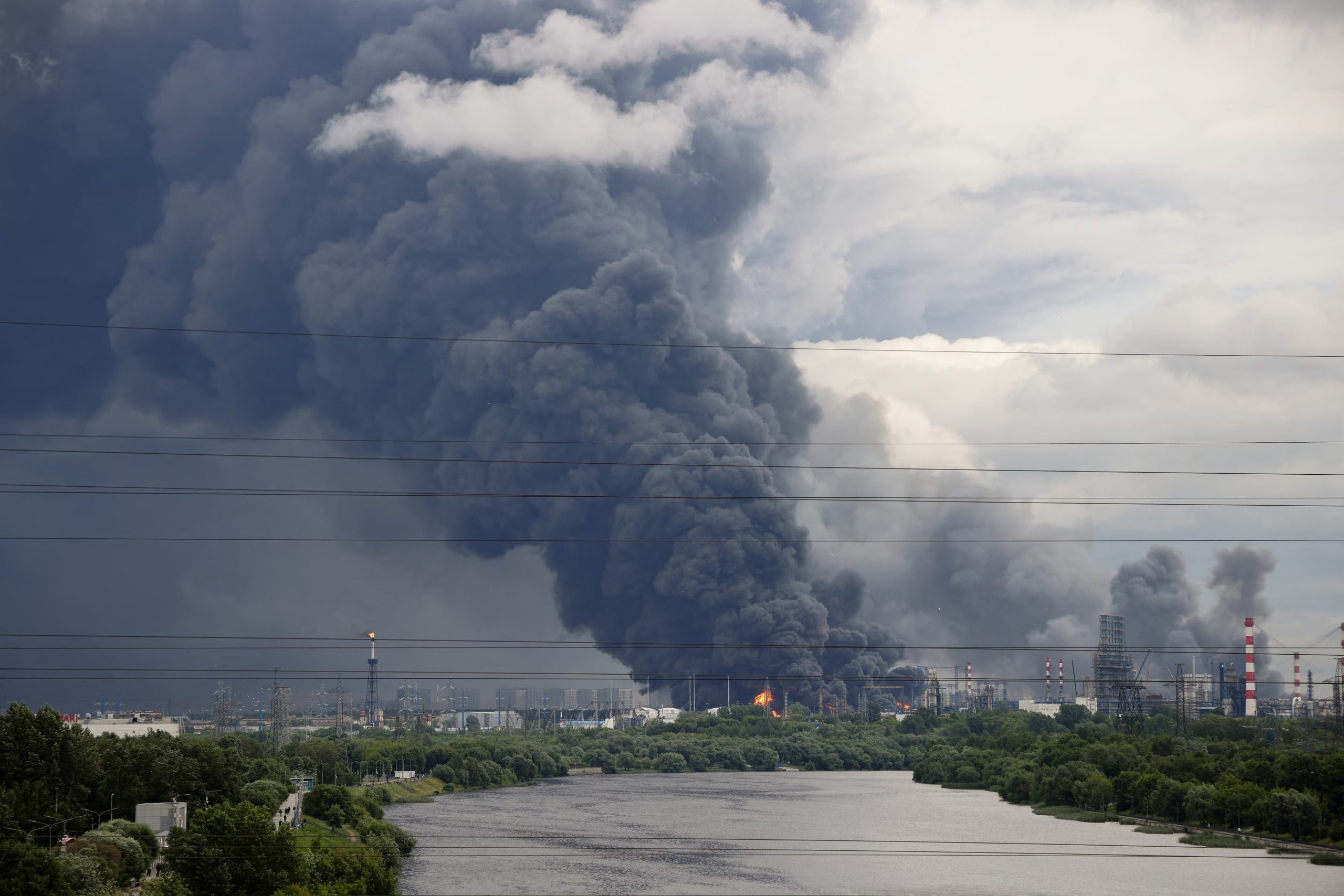 Espesas columnas de humo con llamas se elevan desde una refinería de petróleo tras un ataque con drones ucranianos en el marco del conflicto ruso-ucraniano, en Moscú, Rusia. 18 de junio de 2026 (REDES SOCIALES/vía REUTERS/Archivo)