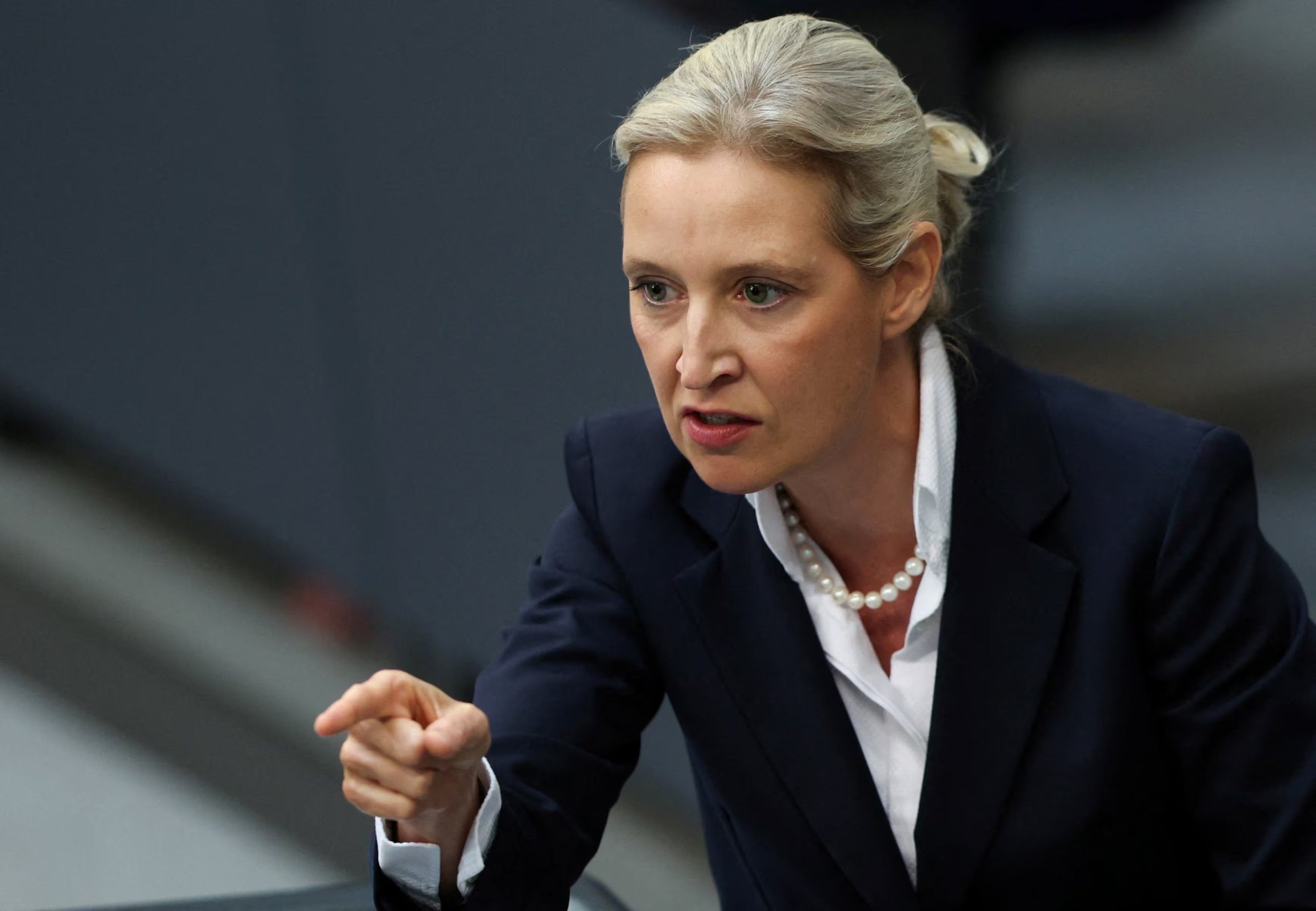Alice Weidel, copresidenta del partido Alternativa para Alemania (AfD), gesticula durante una sesión plenaria de la cámara baja del Parlamento, el Bundestag, en Berlín, Alemania, el 9 de julio de 2026 (REUTERS/Maryam Majd)