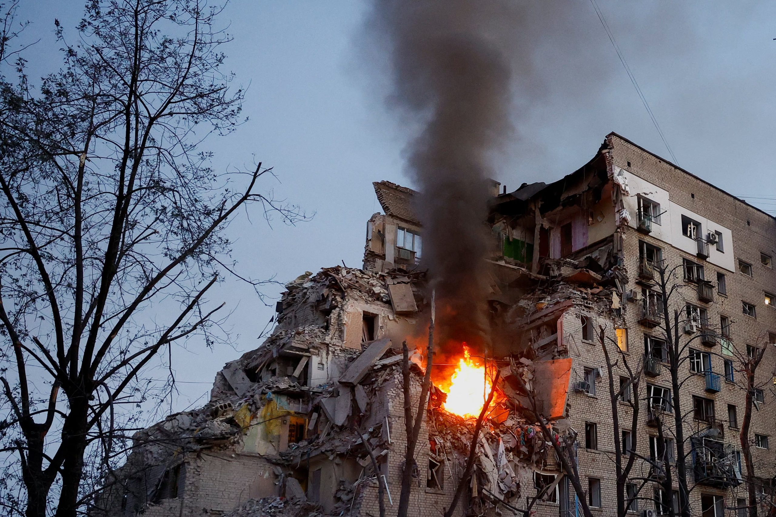 El humo se eleva desde un edificio de apartamentos dañado durante los ataques con misiles y drones rusos de la noche anterior, en el marco de la invasión rusa de Ucrania, en Kiev (Ucrania), el 2 de julio de 2026 (REUTERS/Valentyn Ogirenko)