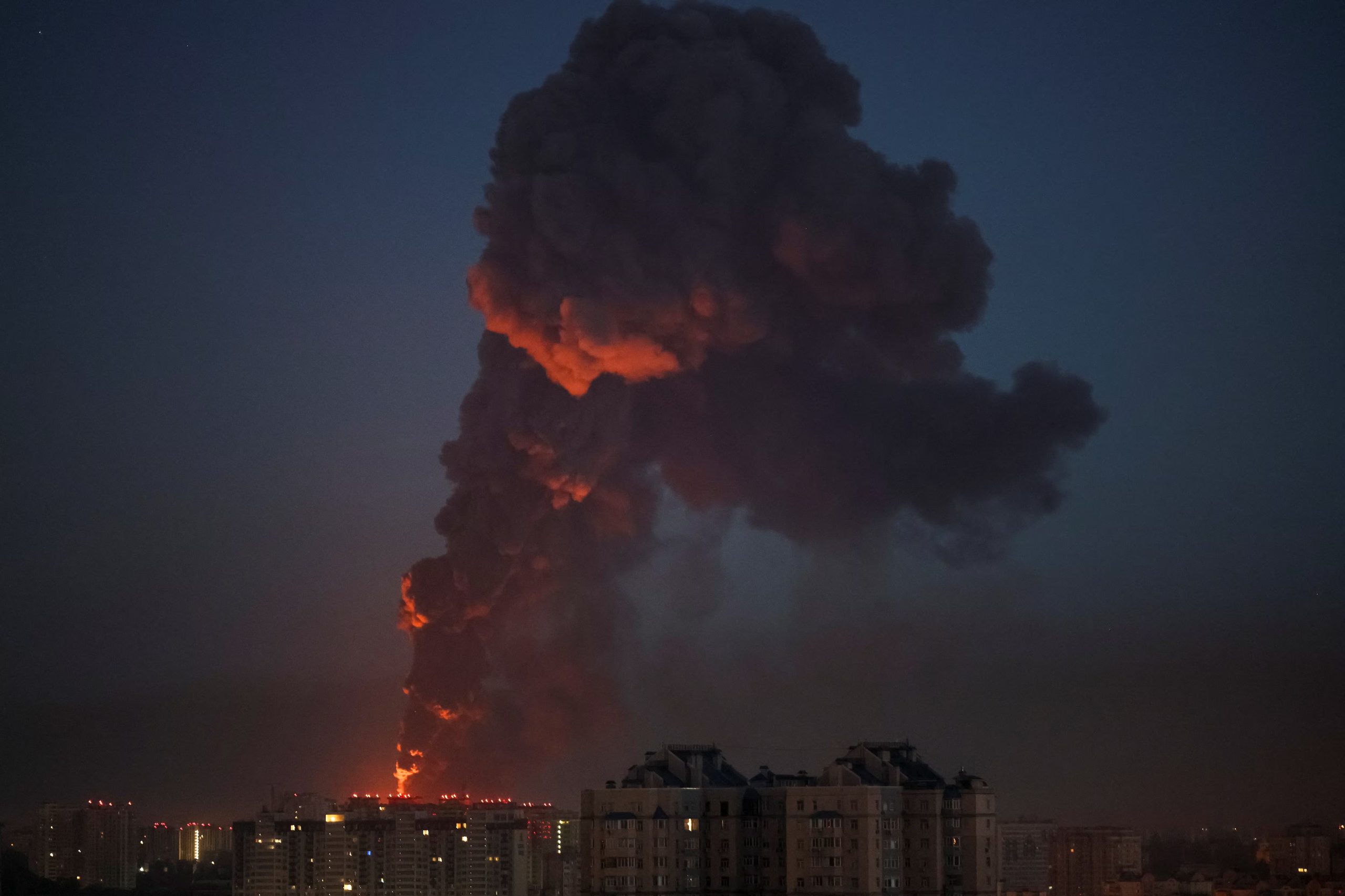 El humo se eleva sobre la ciudad durante un ataque con misiles y drones rusos, en el marco de la invasión de Ucrania por parte de Rusia, en Kiev (Ucrania), el 2 de julio de 2026 (REUTERS/Gleb Garanich)