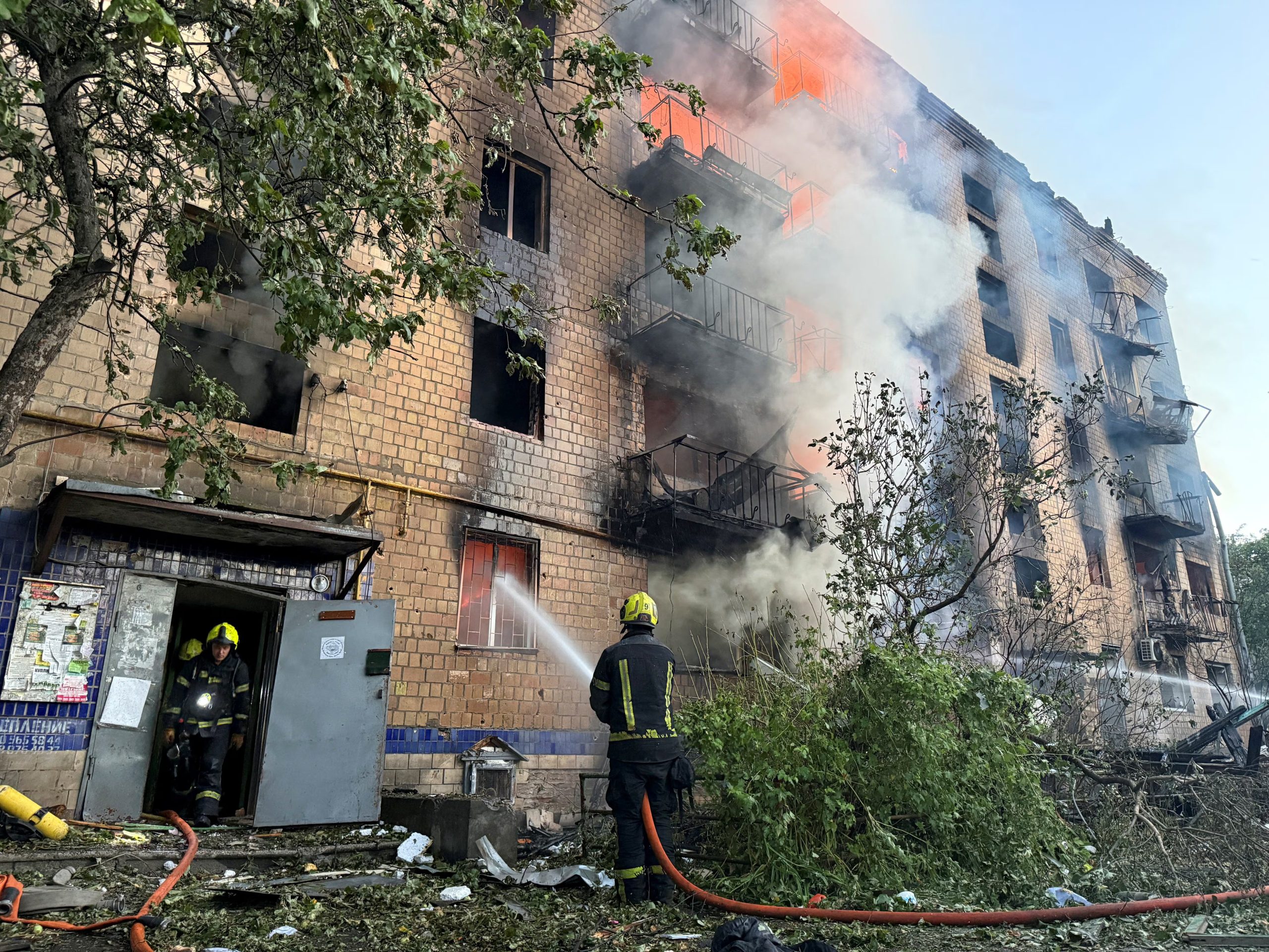 Los bomberos trabajan en el lugar donde se encuentra un edificio de apartamentos dañado durante un ataque con misiles y drones rusos, en el marco de la invasión de Ucrania por parte de Rusia, en Kiev (Ucrania), el 2 de julio de 2026 (REUTERS)