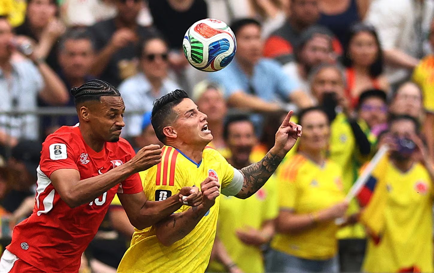 Djibril Sow marcando a James Rodríguez-crédito Agustin Marcarian/REUTERS