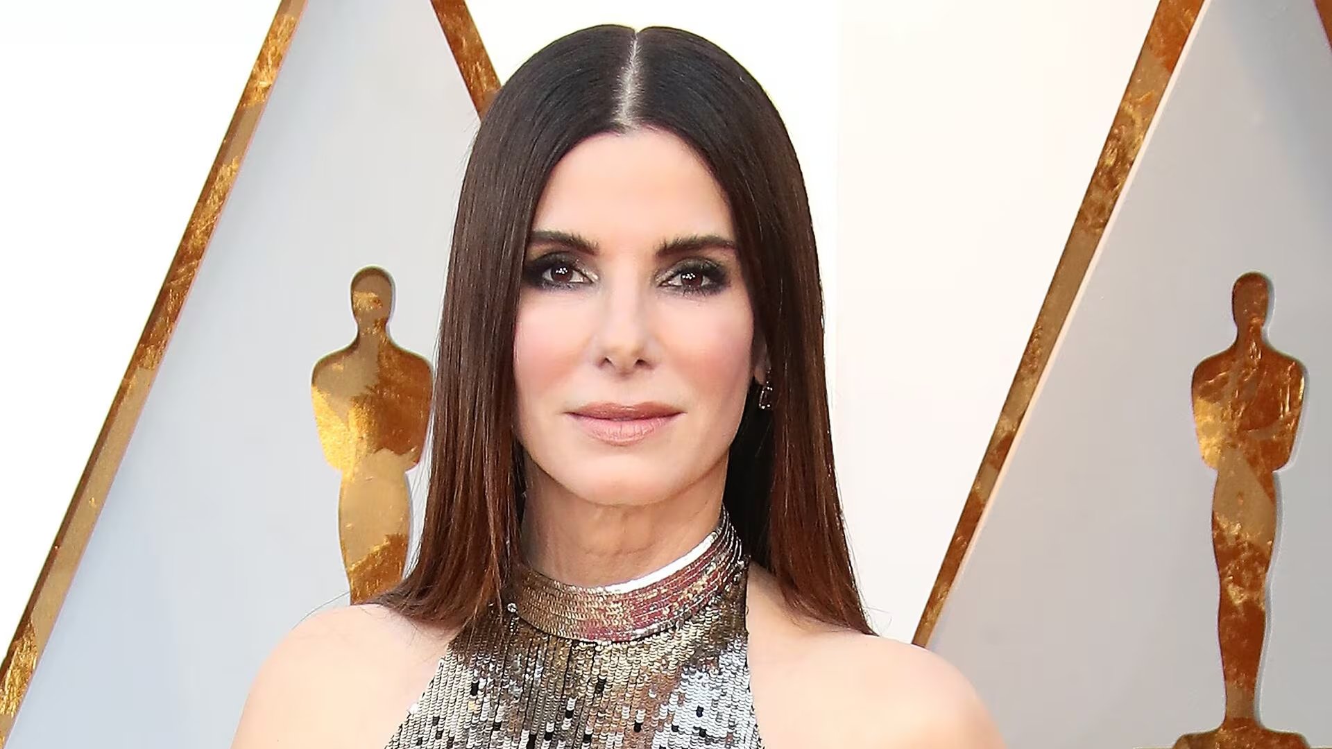 La elegancia de Sandra Bullock se apoya en un balance constante entre sofisticación y funcionalidad (MacMedan/WireImage)