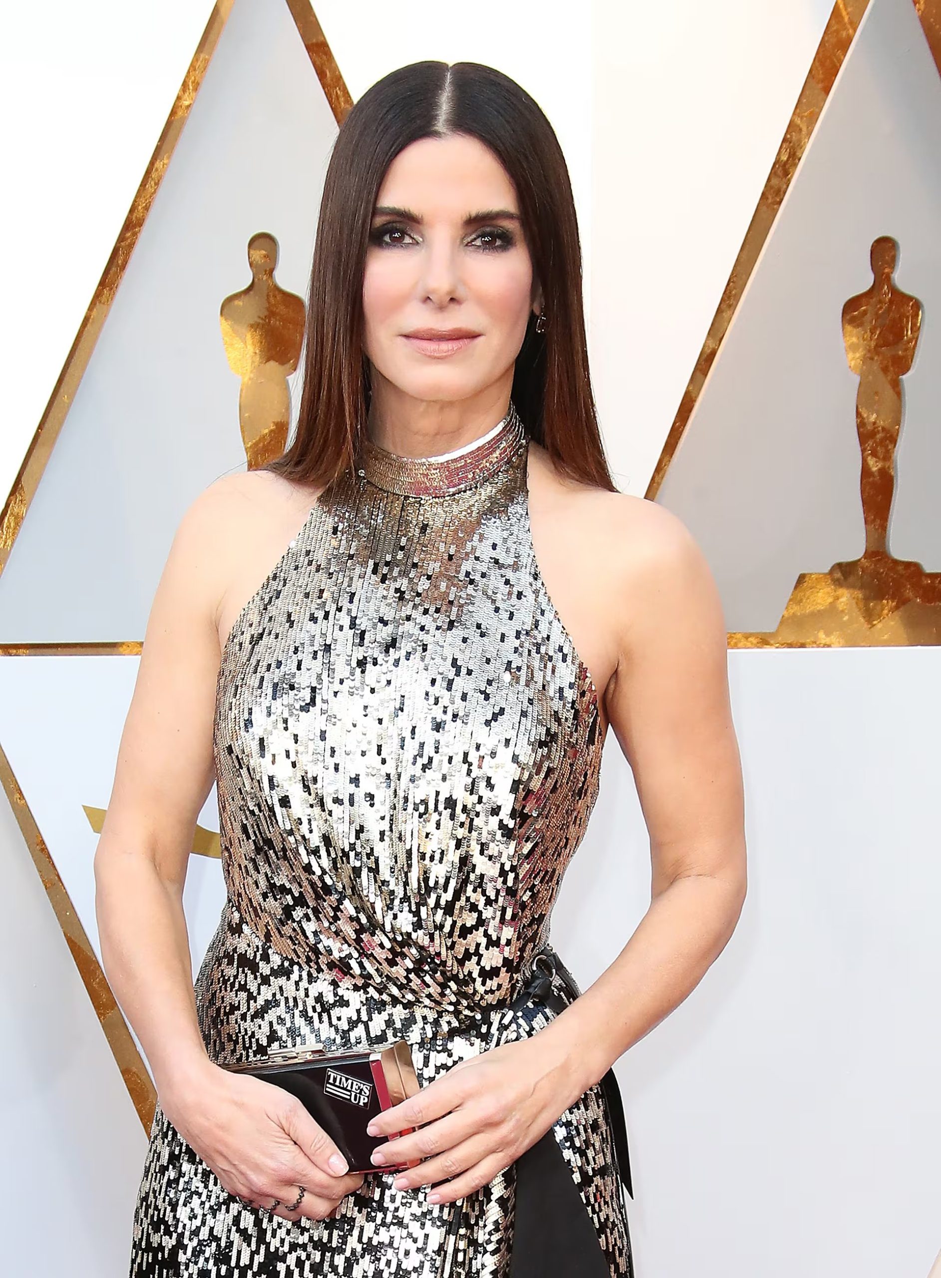 Sandra Bullock consolida una estética personal que equilibra sobriedad y audacia (Photo by Dan MacMedan/WireImage)