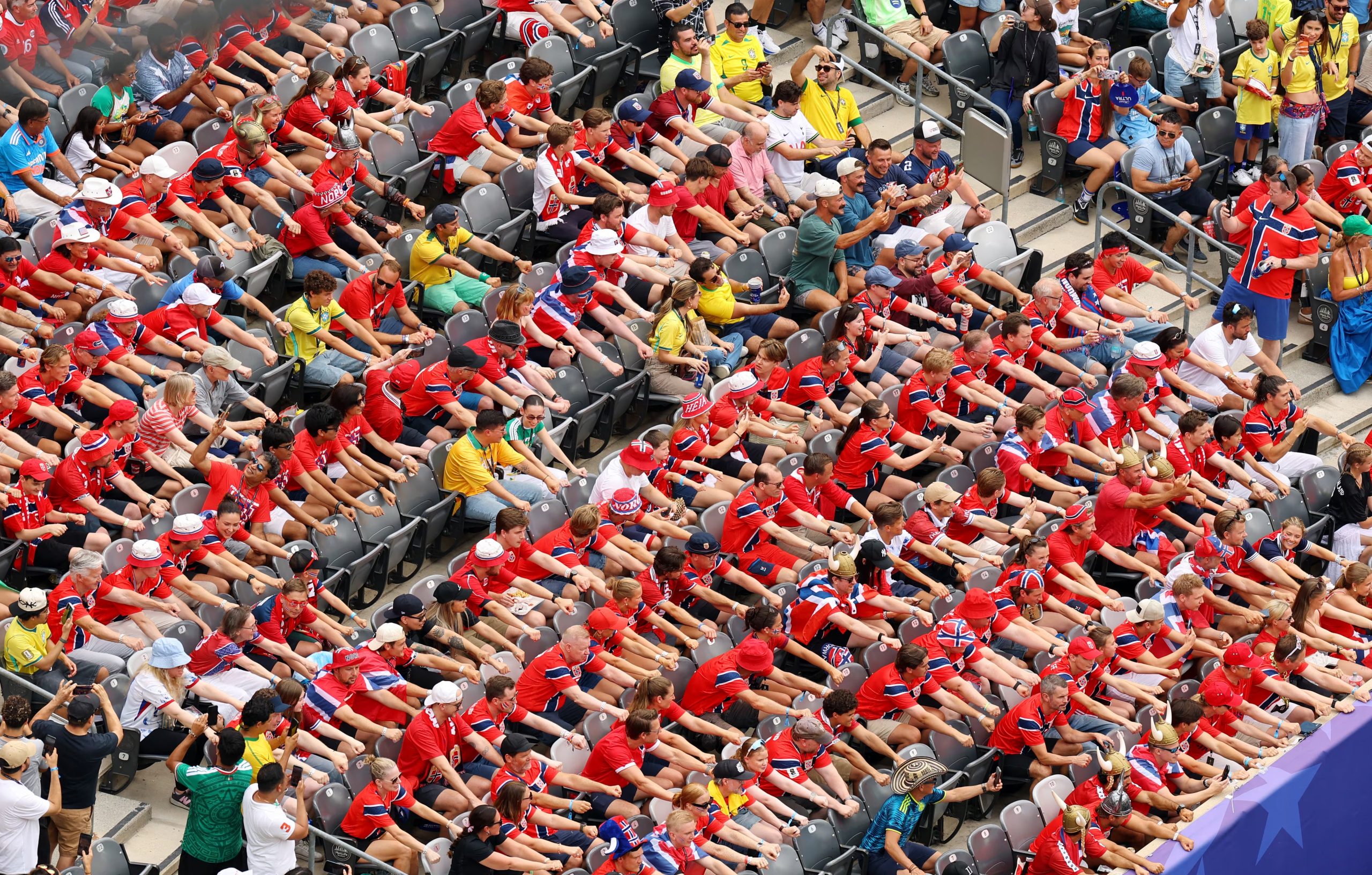 La icónica celebración de los fans de Noruega (Foto: Reuters/Carlos Barria)