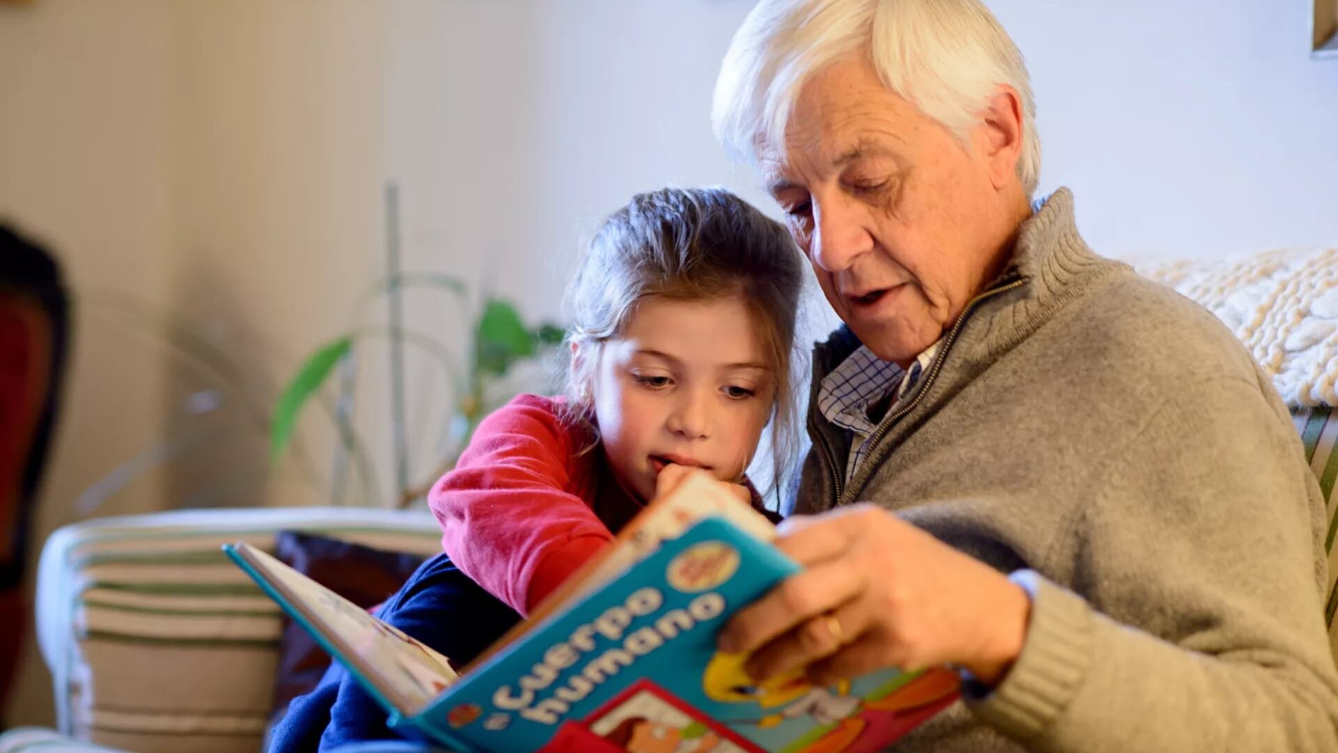 Conversar sin evaluar, aceptar elecciones inesperadas, permitir el abandono de un libro que no interesó son algunas ideas que proponen las especialistas. (Foto: Unicef)