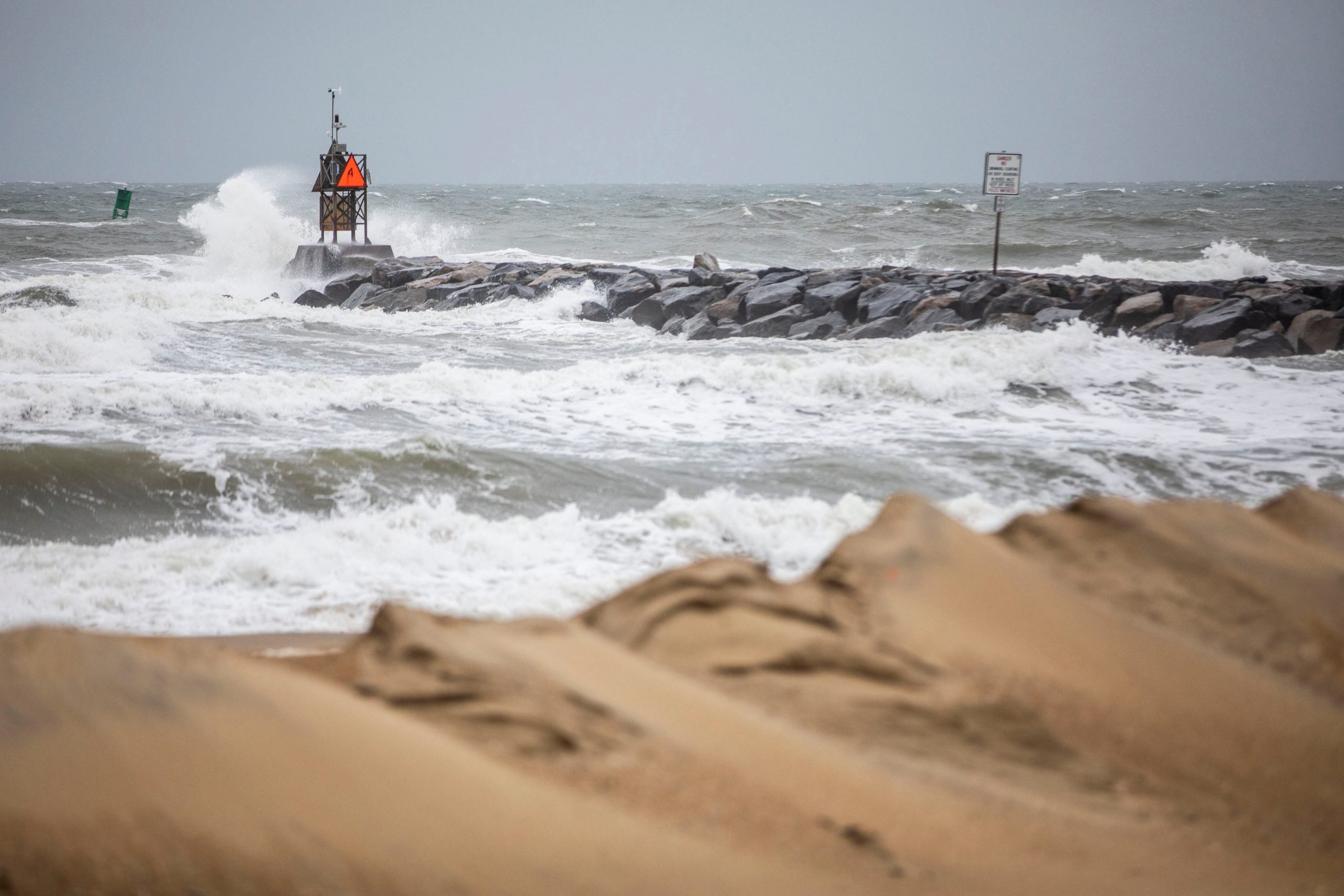 La NOAA advirtió que El Niño puede desplazar la corriente en chorro del Pacífico hacia el sur y aumentar las tormentas y las inundaciones en California y el sur de Estados Unidos. (Kendall Warner/The Virginian-Pilot vía AP)
