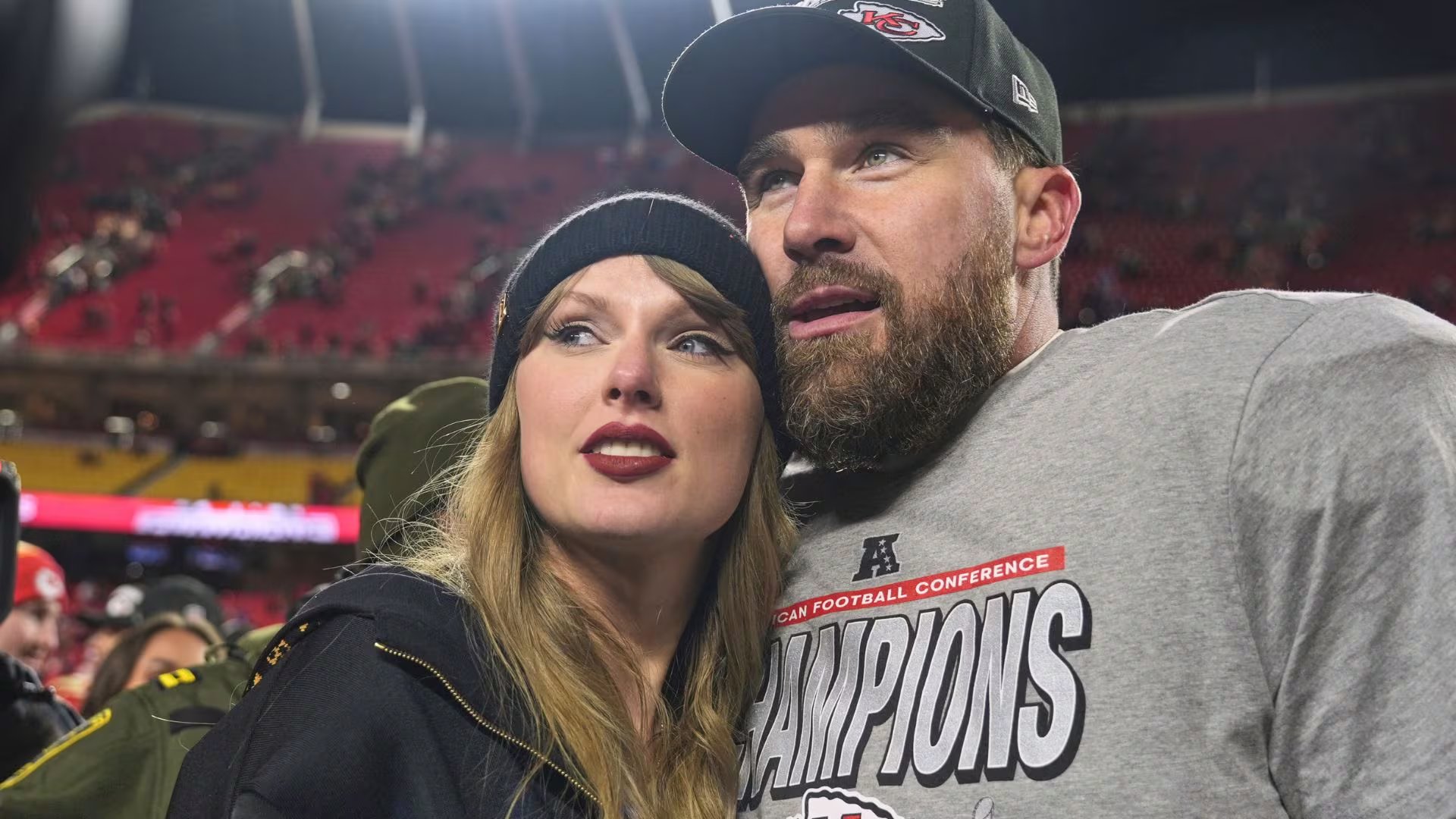 Siendo la cantante más rica del mundo, Taylor Swift acumula una fortuna de 2 billones de dólares, mientras que Travis tiene un patrimonio de 111 millones de dólares gracias a su trayectoria en la NFL
(Foto AP/Charlie Riedel, archivo)