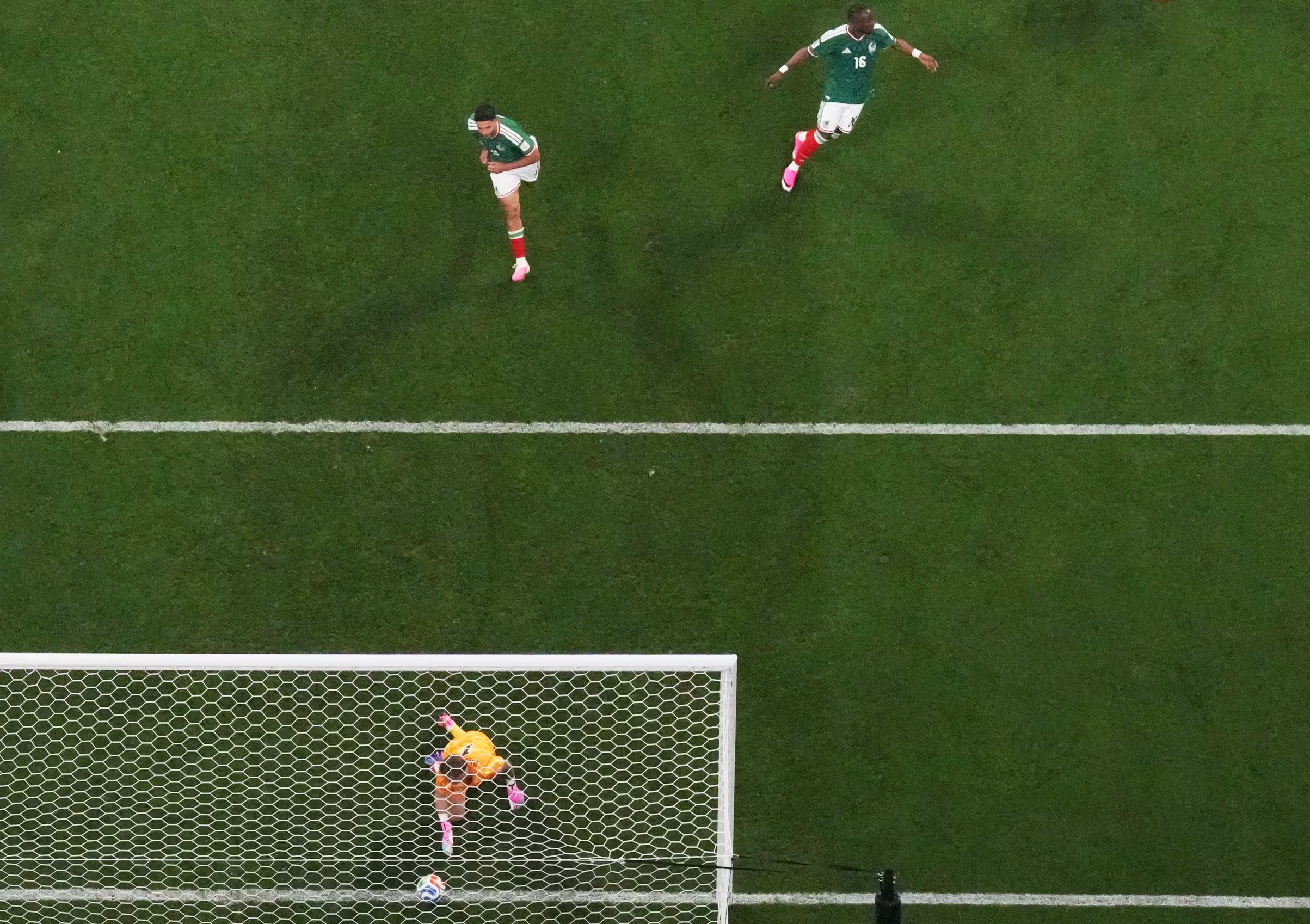 Jiménez logró agregar un gol más a su cuenta personal. (REUTERS/Eloisa Sanchez)