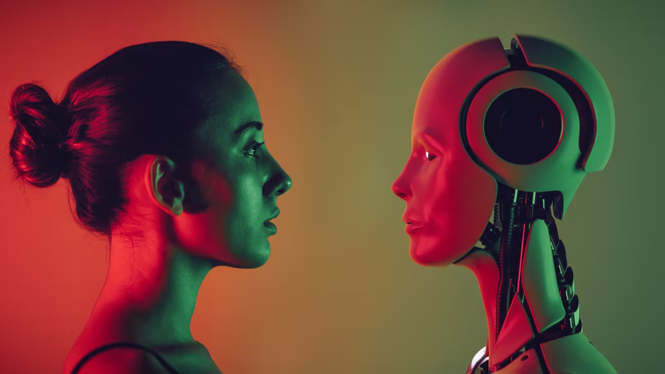 Imagen de una mujer y un robot. (iStock)