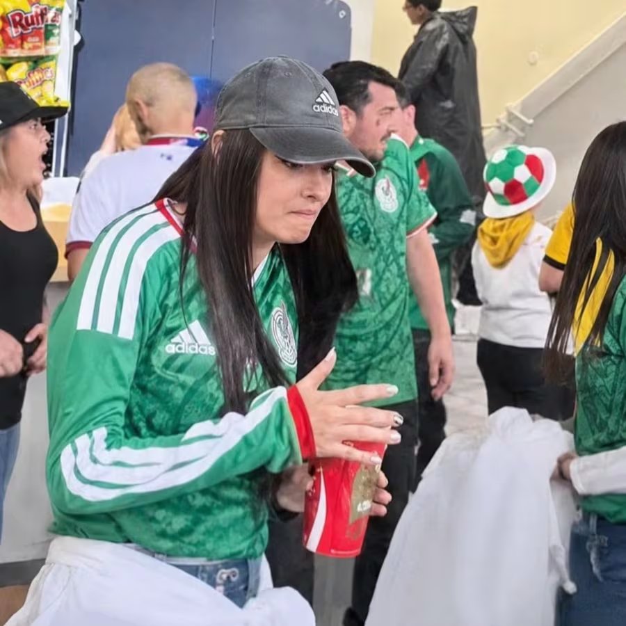 La polémica escaló en redes sociales, donde usuarios exigieron consecuencias tras el comportamiento de la mujer durante el partido del Tricolor.