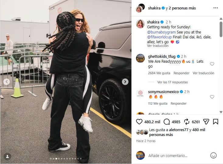 La cantante mostró algunos momentos compartiendo con el cantante nigeriano y los niños y niñas de la fundación con sede en Uganda que la acompañarán en escena - crédito @shakira/Instagram