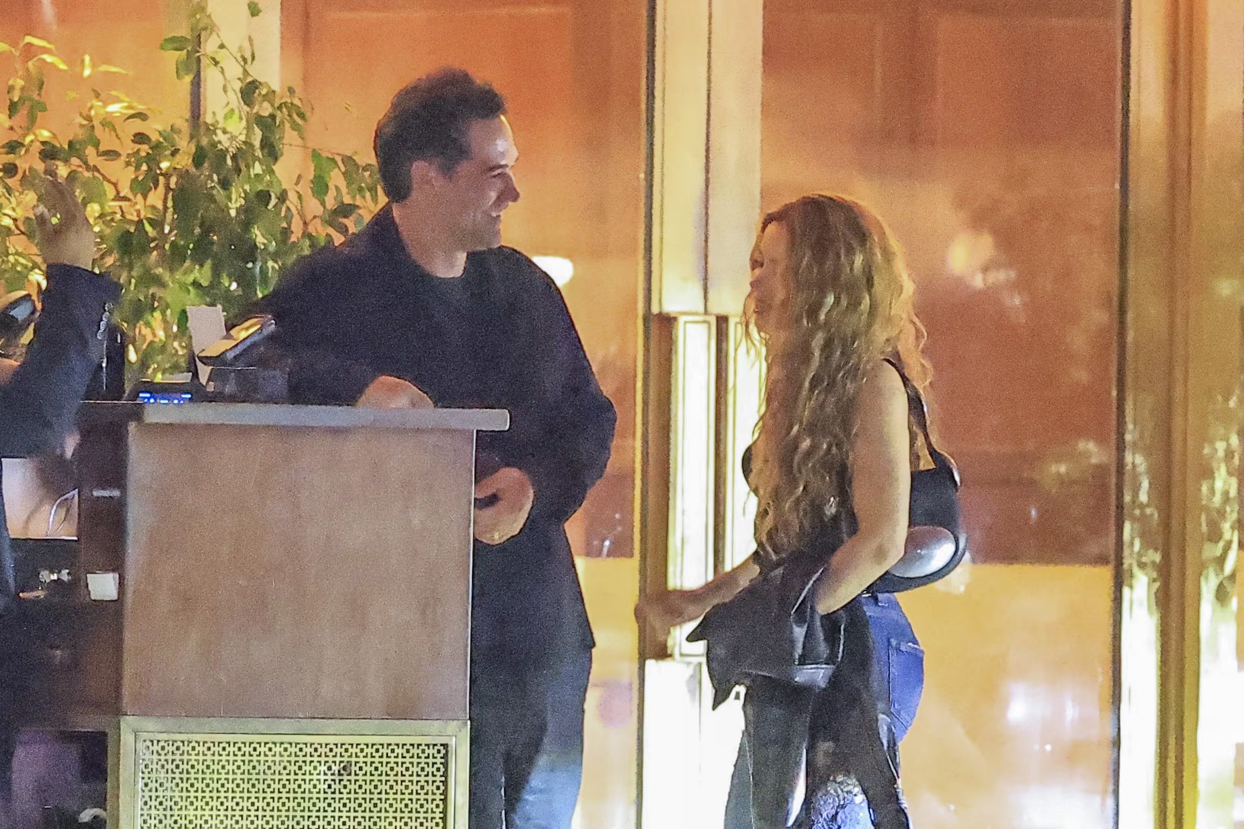 Shakira y Manuel Garcia-Rulfo fueron captados por paparazzis en Beverly Hills, desatando rumores de romance en junio pasado - crédito Backgrid/The Grosby Group