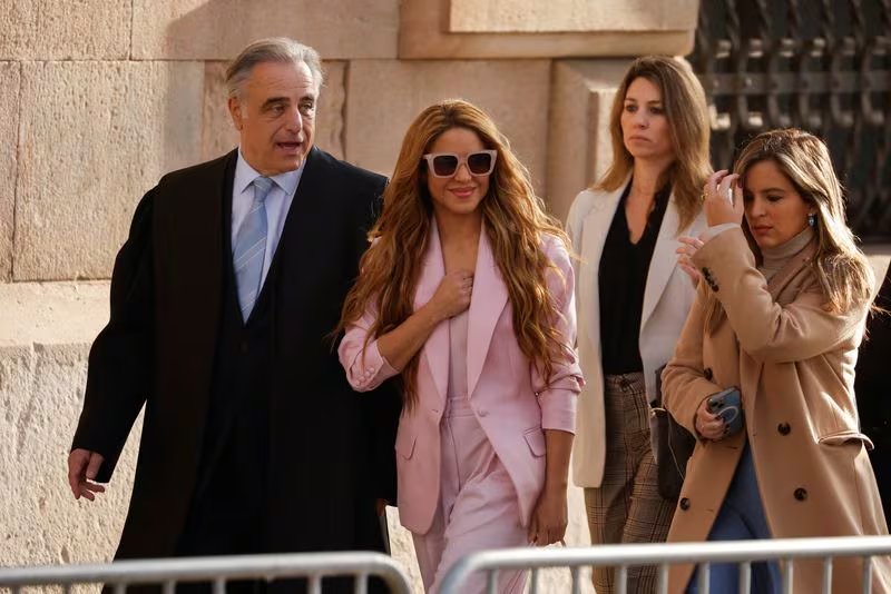 La cantante colombiana Shakira y su abogado Pau Molins en 2023 ingresando al juicio por el supuesto desfalco a la Hacienda española - crédito REUTERS/Albert Gea