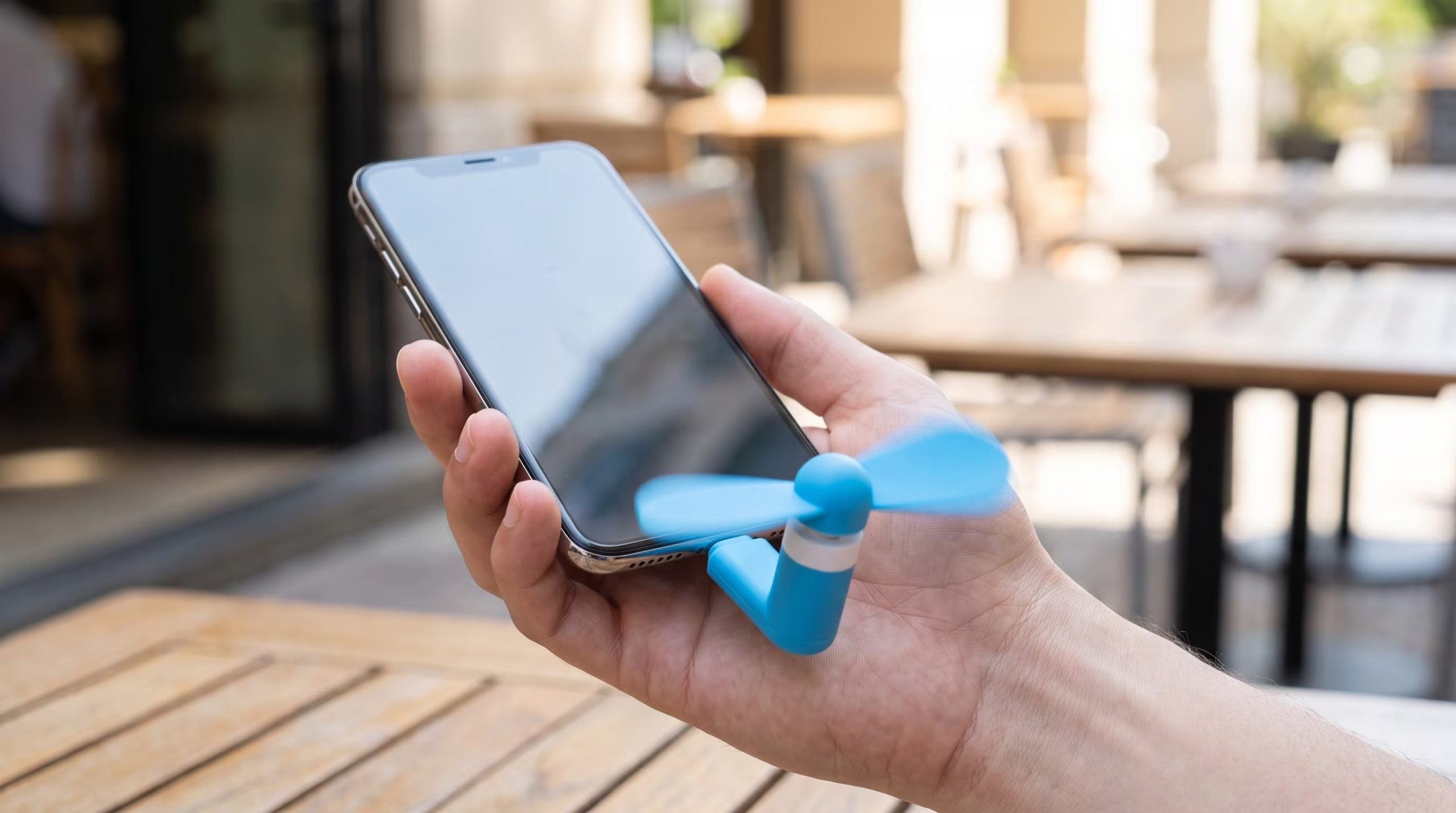 El uso de ventiladores USB-C baratos puede provocar líneas parpadeantes en la pantalla, fallas en el puerto USB-C y averías en la batería. (Imagen Ilustrativa Infobae)