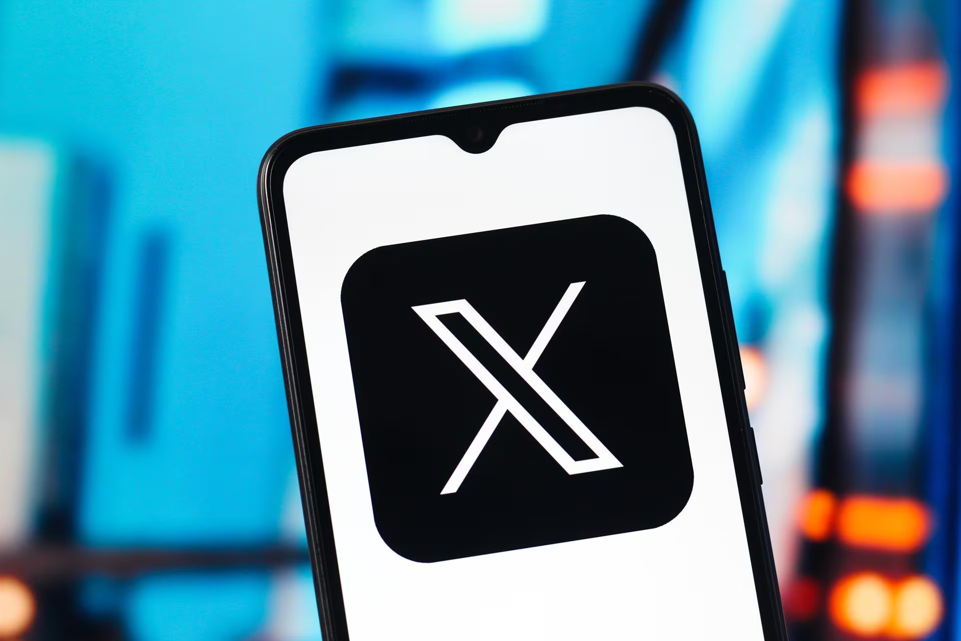 El uso de un dominio casi idéntico al original y una cuenta verificada permitió eludir los sistemas de revisión automática de la plataforma X. (Foto: Europa Press)