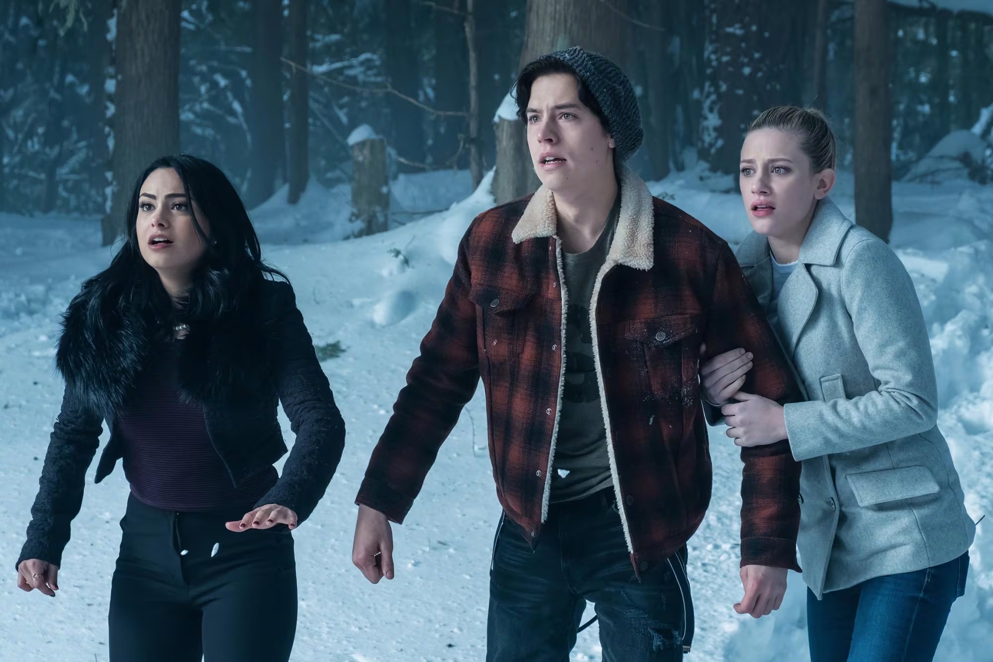La actriz vinculó los cambios físicos durante la pandemia y el regreso a Riverdale con trastornos inflamatorios que afectaron su autoestima (Katie Yu/The CW)