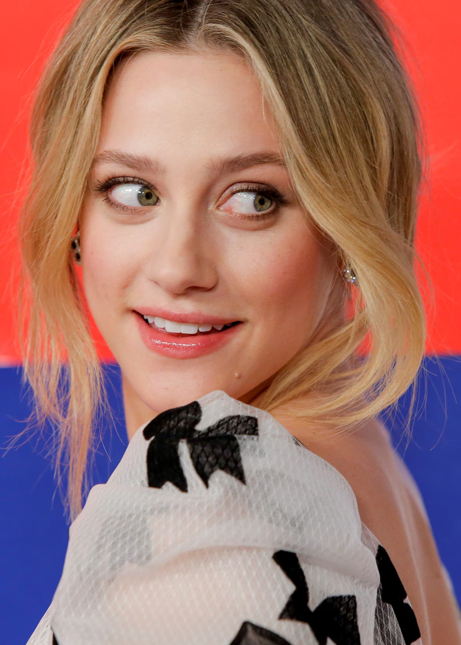 Lili Reinhart señaló que en sus 30 busca proteger su tiempo y su salud emocional, mientras se aleja de la competitividad y de la búsqueda de premios (REUTERS/Eduardo Munoz)