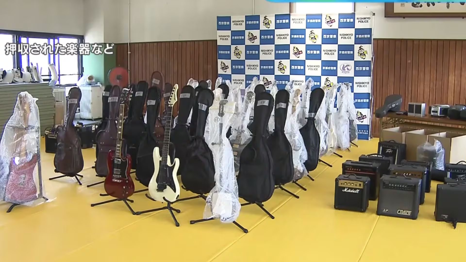 Durante el registro de la vivienda, los investigadores incautaron más de 40 guitarras eléctricas y decenas de objetos relacionados. (Captura de video: TBS)