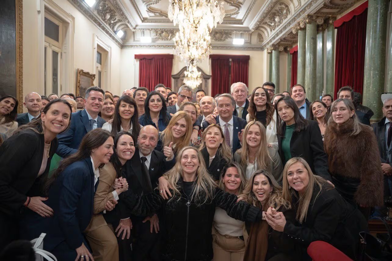 Karina Milei junto al bloque de diputados de LLA, tras la aprobación del Súper RIGI