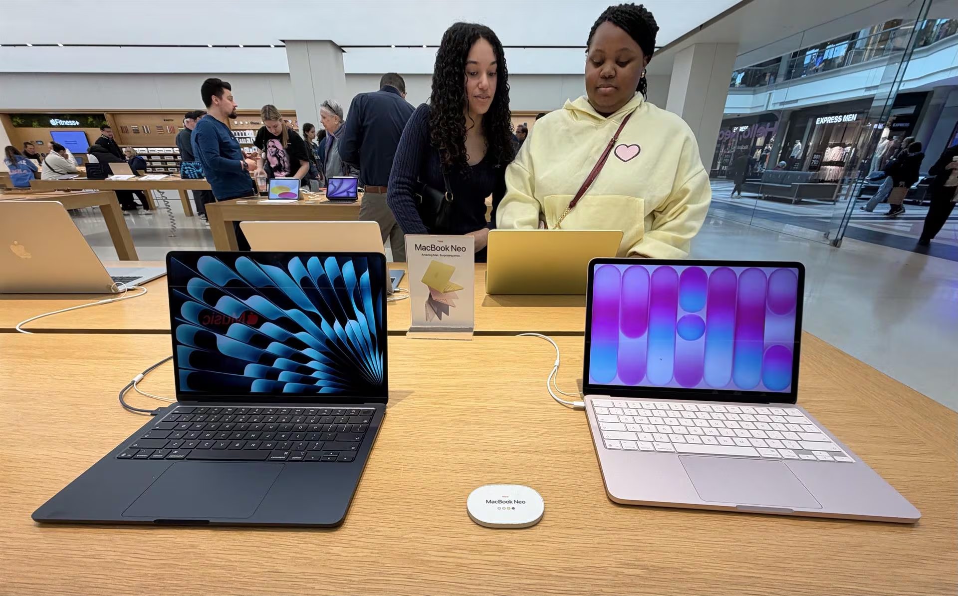 La nueva Siri con funciones de IA solo estará disponible en los Mac, mas no con los iPhone.